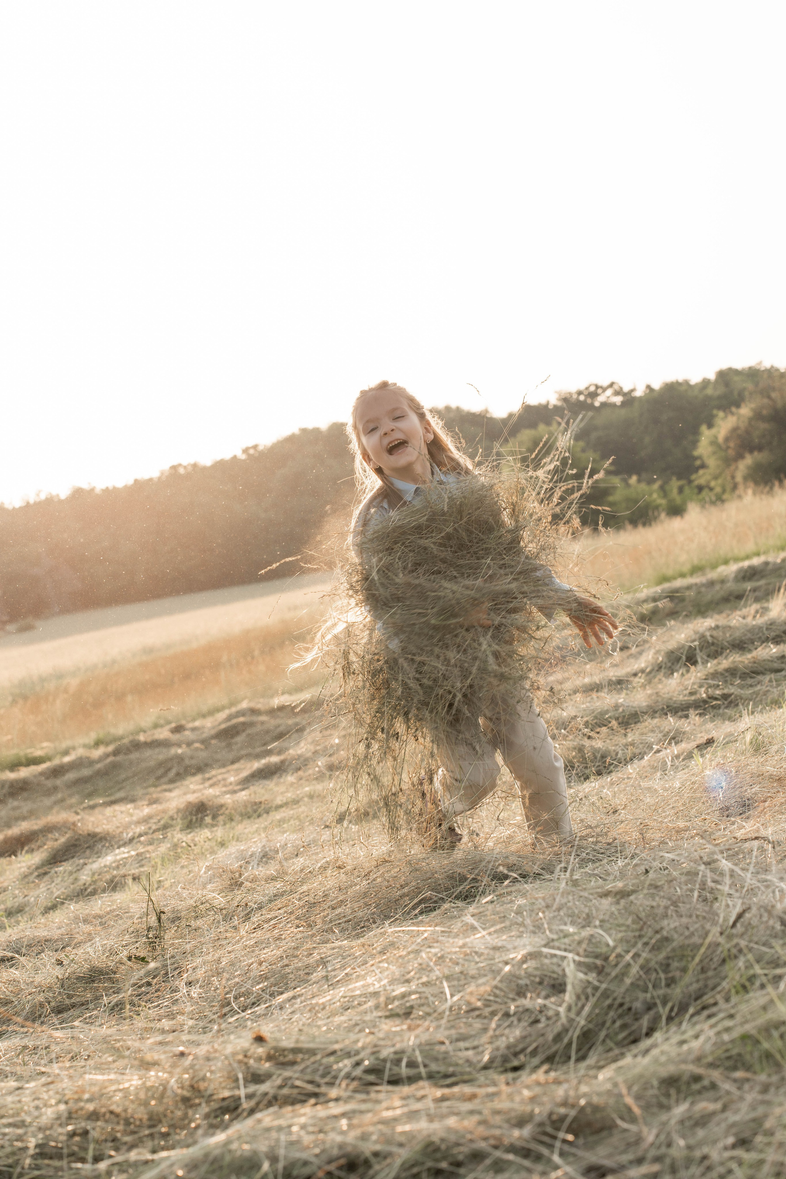 Сімейна фотосесія в Пирогово мами з двома донями. Сімейний фотограф Київ Наталія Шкаврон