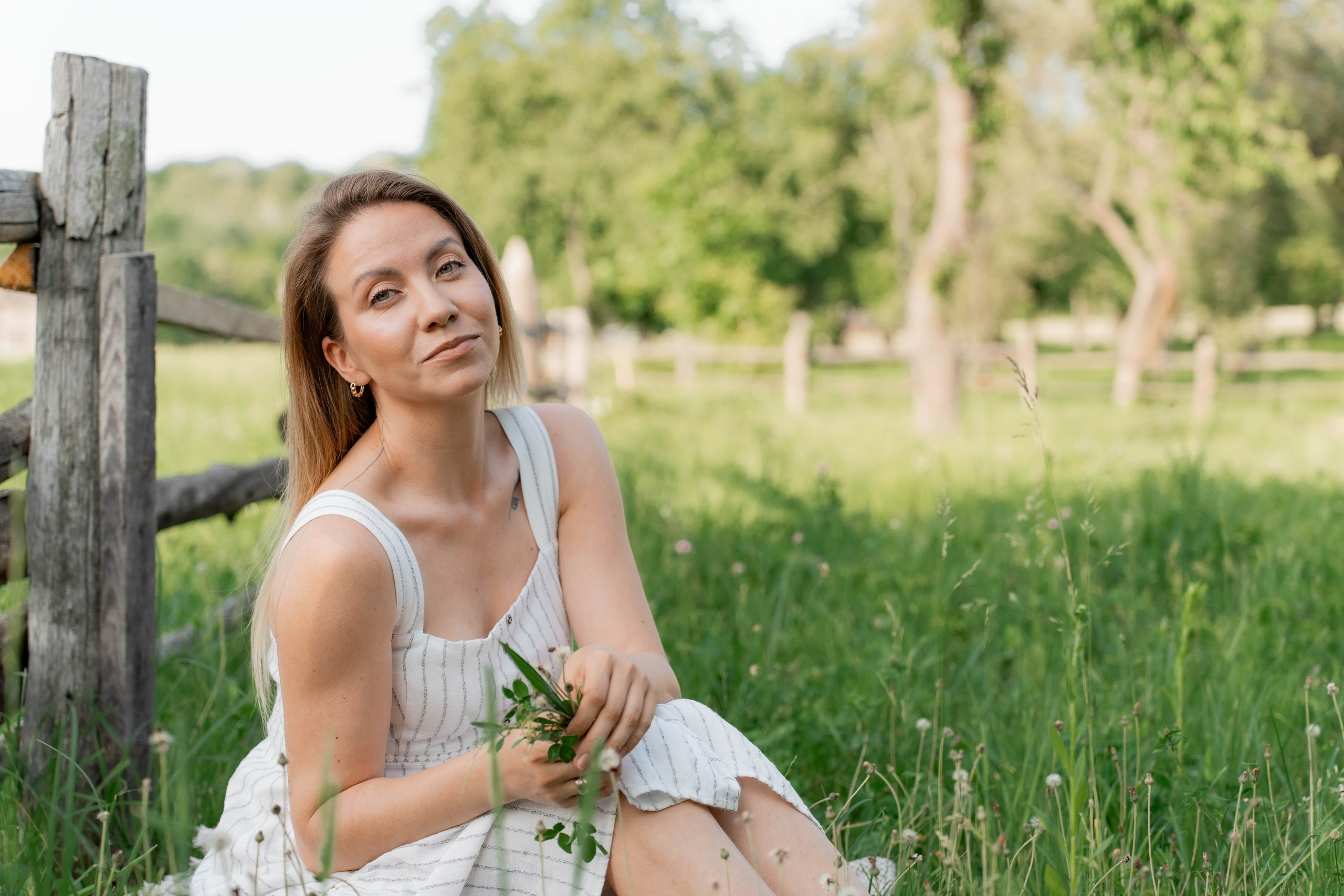 Сімейна фотосесія в Пирогово мами з двома донями. Сімейний фотограф Київ Наталія Шкаврон
