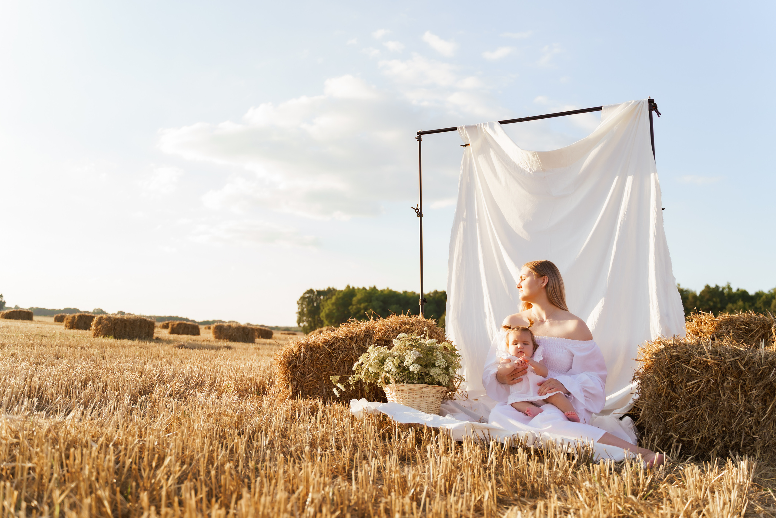 Фотосесія мама та доня в полі з тюками соломи. Сімейний фотограф Київ Наталія Шкаврон