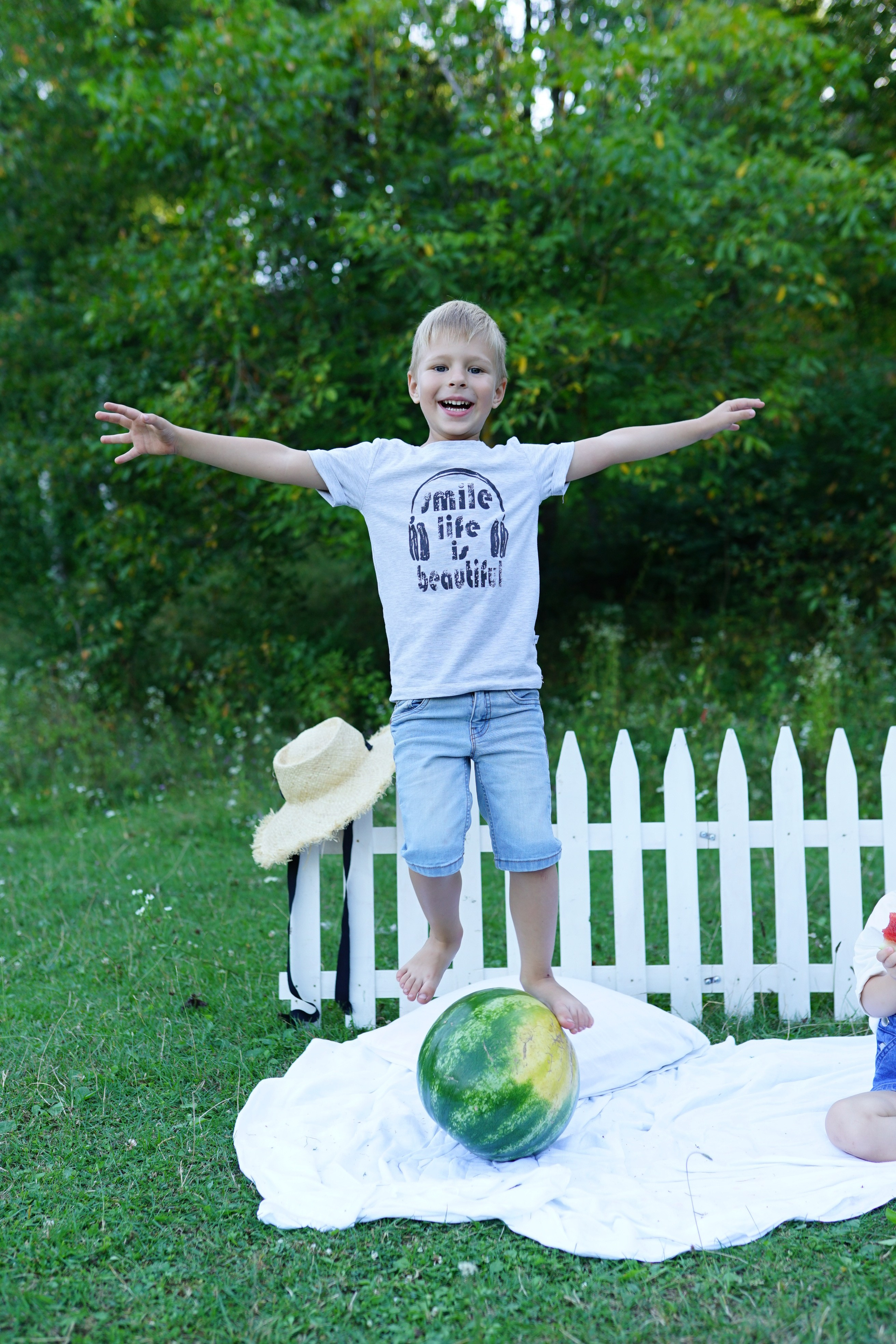 Сімейна фотосесія з кавунами. Family photographer in Kiev Natalia Shkavron