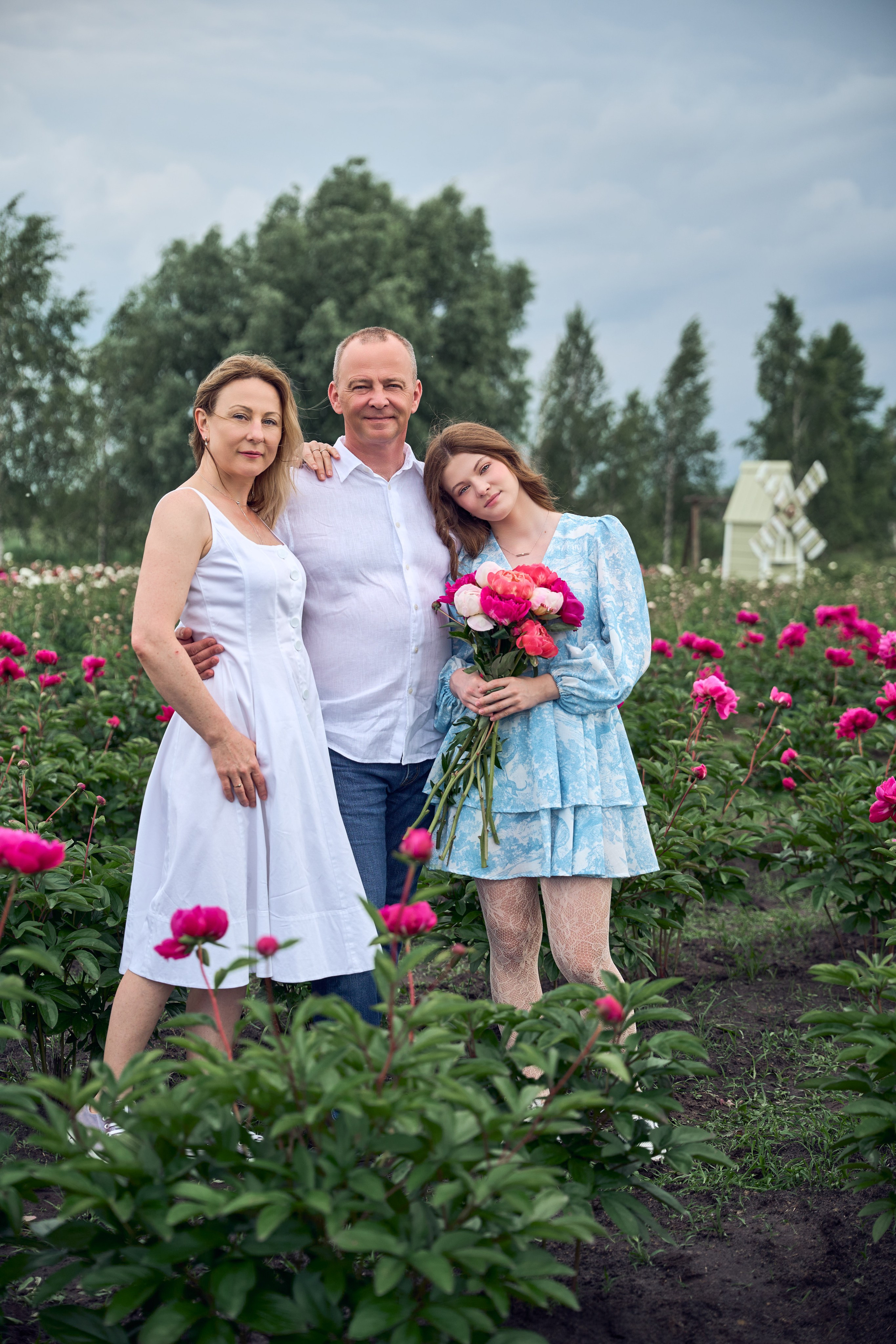 Сімейна фотосесія з піонами у Добропарку. Family photographer in Kiev Natalia Shkavron