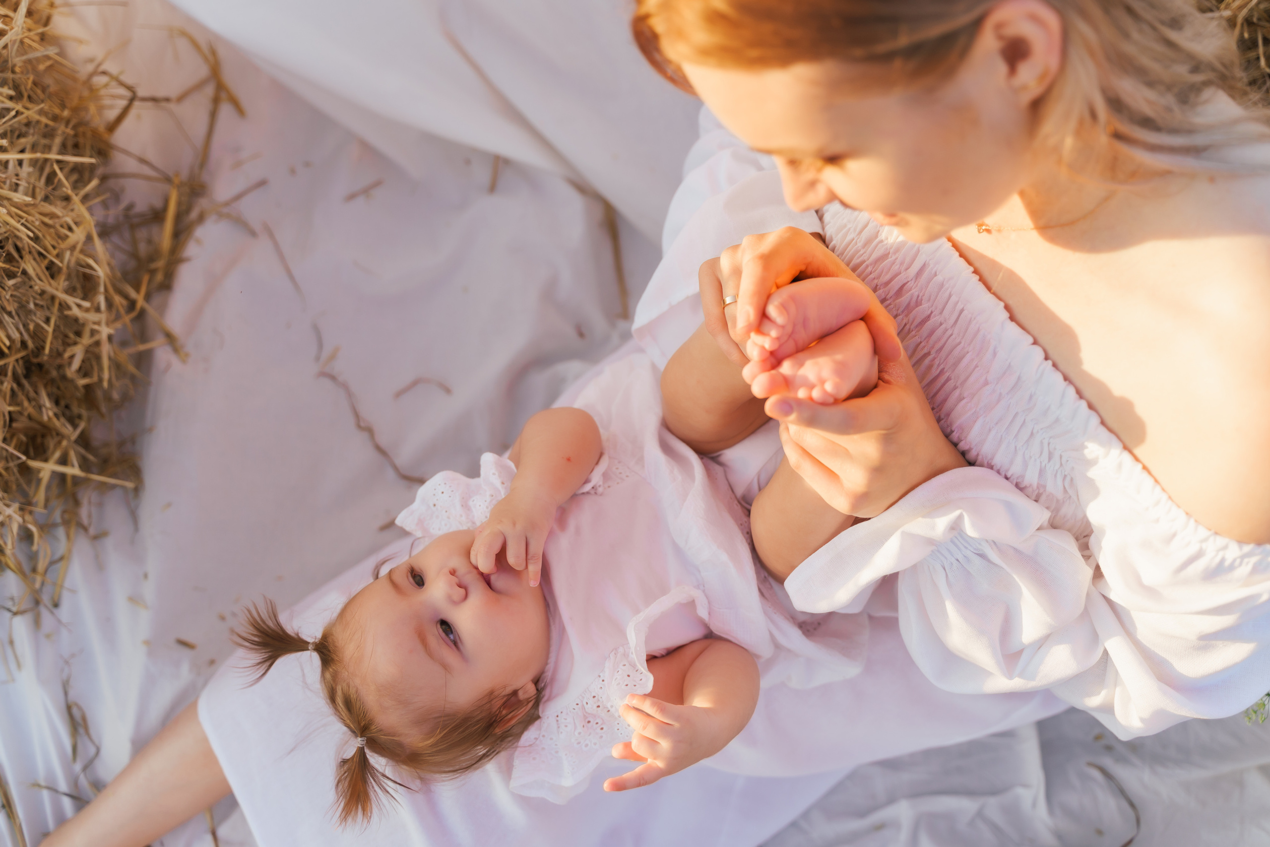 Фотосесія мама та доня в полі з тюками соломи. Сімейний фотограф Київ Наталія Шкаврон