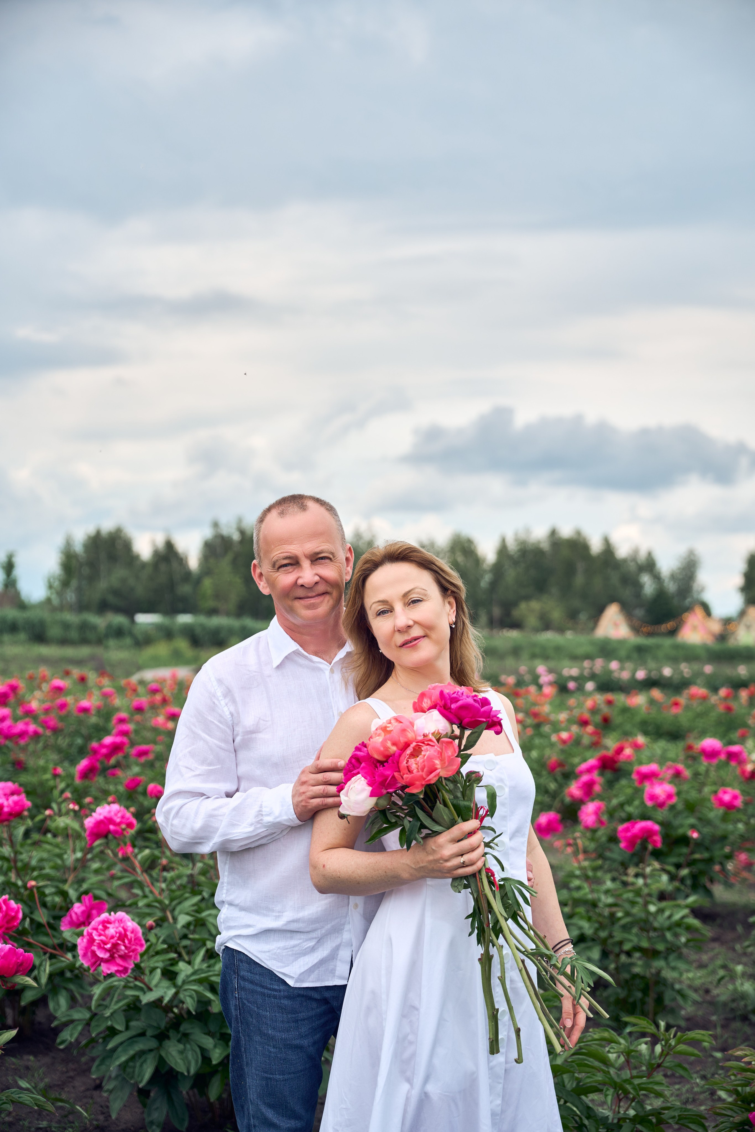 Сімейна фотосесія з піонами у Добропарку. Family photographer in Kiev Natalia Shkavron
