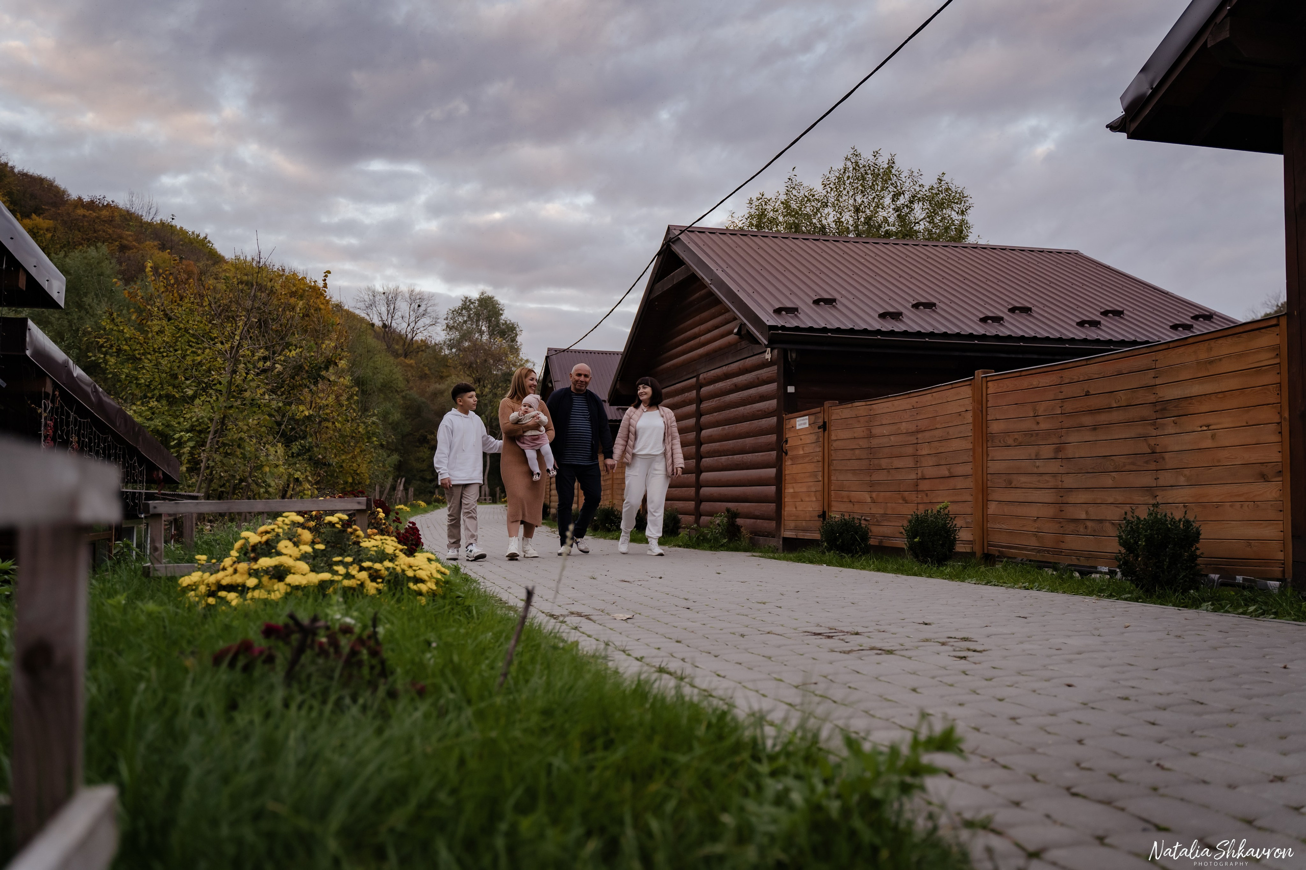 Сімейна фотосесія восени біля води. Family photographer in Kiev Natalia Shkavron