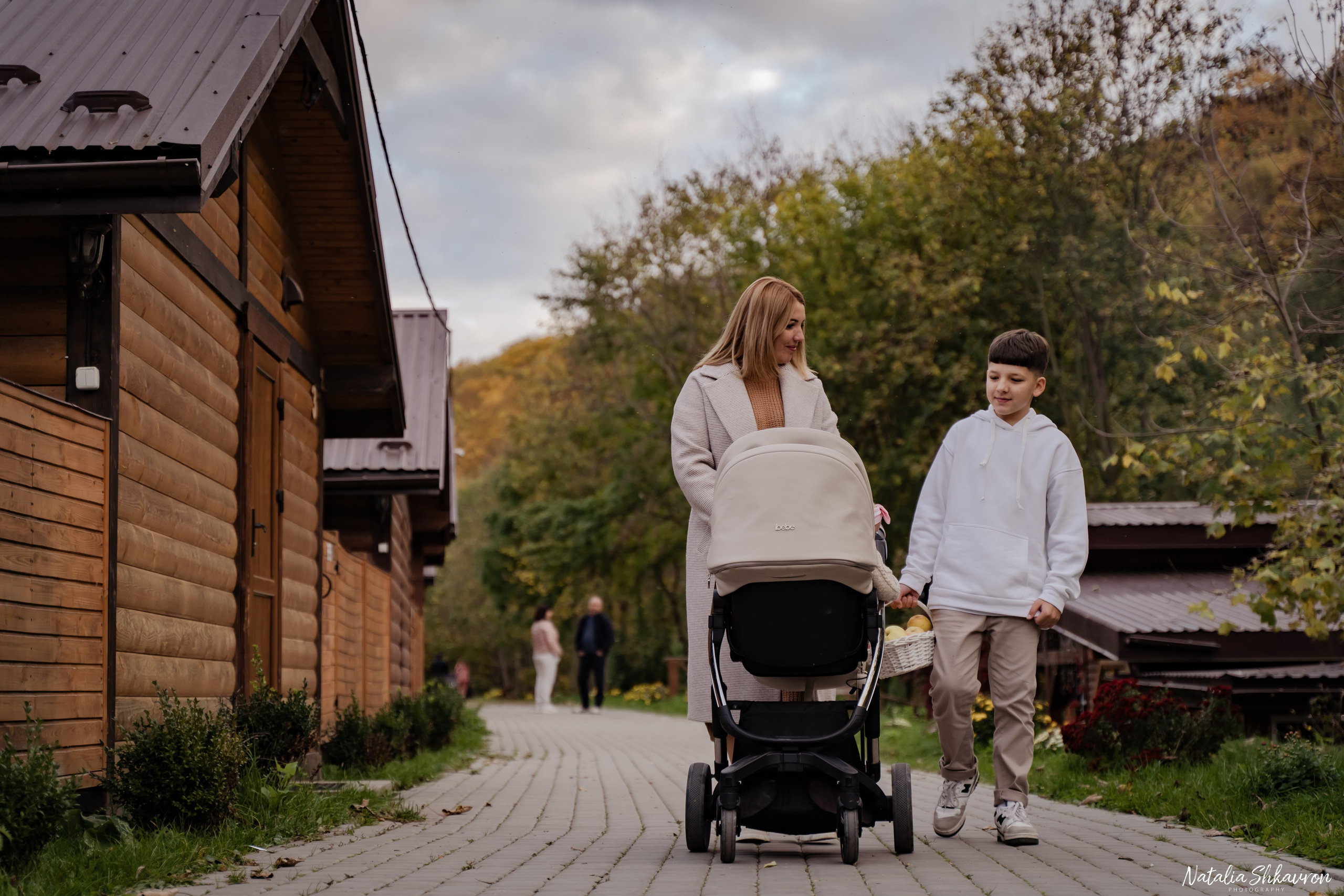 Сімейна фотосесія восени біля води. Family photographer in Kiev Natalia Shkavron
