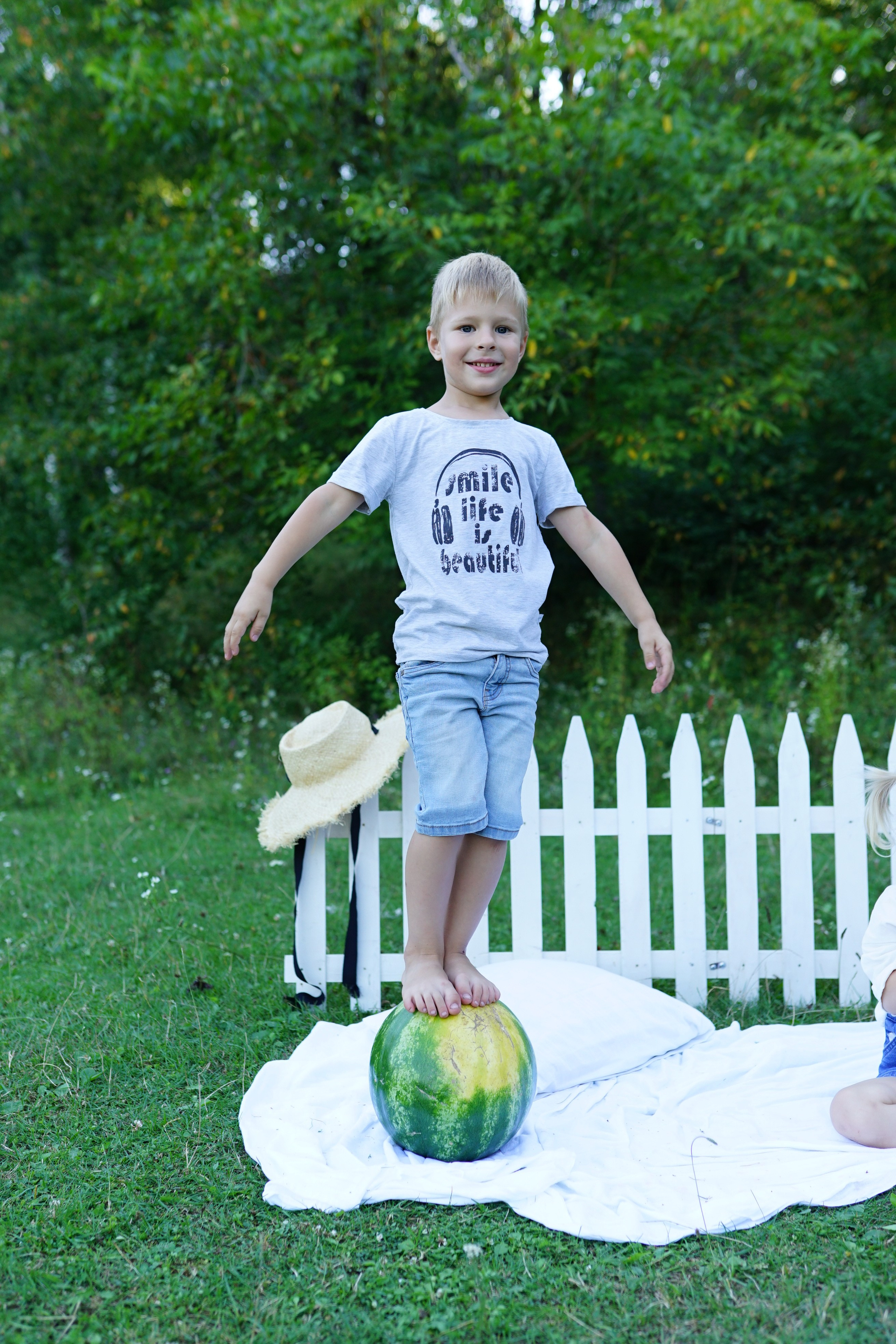 Сімейна фотосесія з кавунами. Family photographer in Kiev Natalia Shkavron