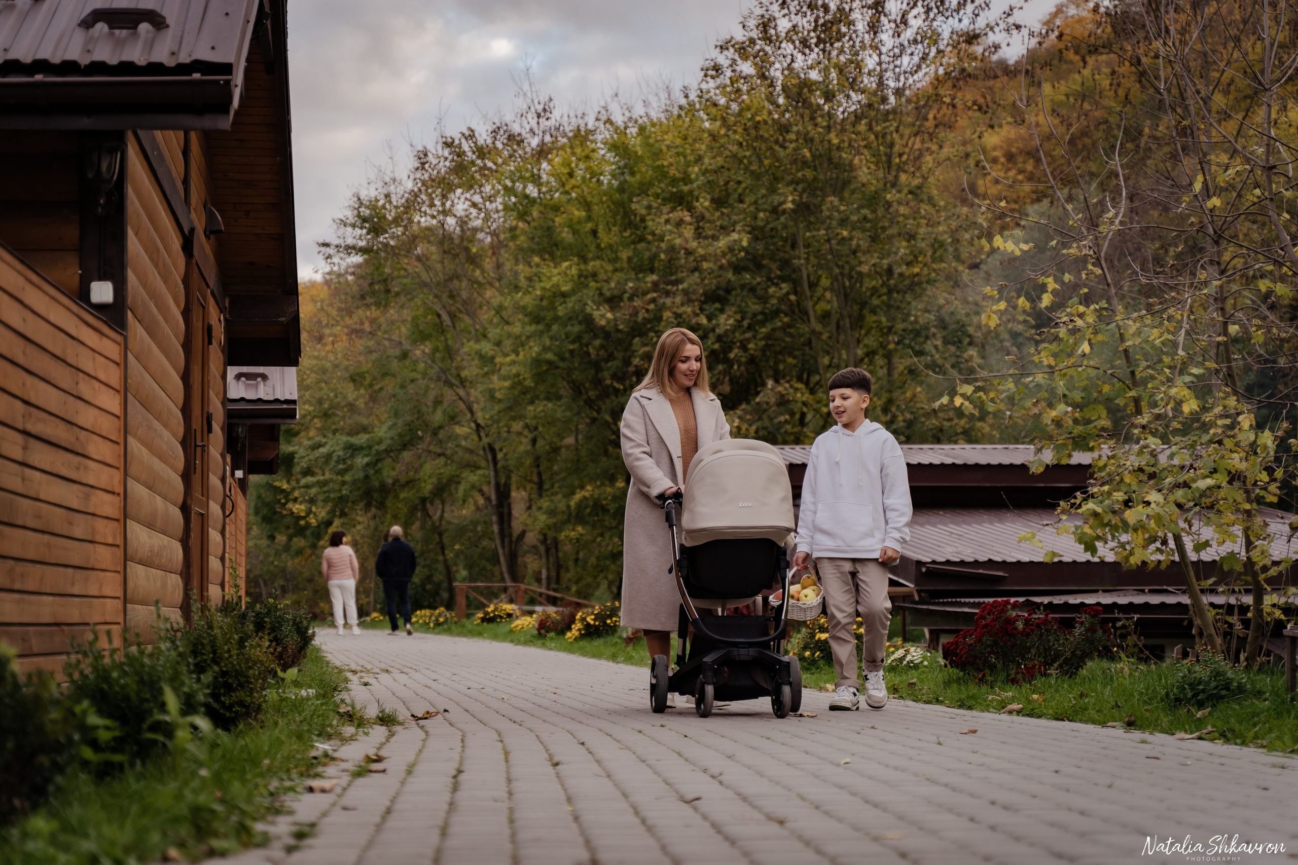 Сімейна фотосесія восени біля води. Family photographer in Kiev Natalia Shkavron