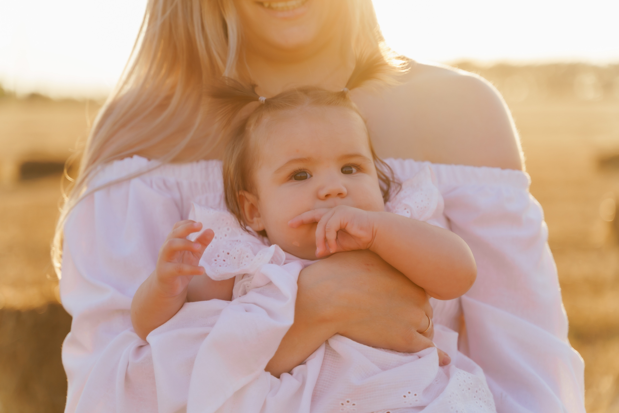 Фотосесія мама та доня в полі з тюками соломи. Сімейний фотограф Київ Наталія Шкаврон