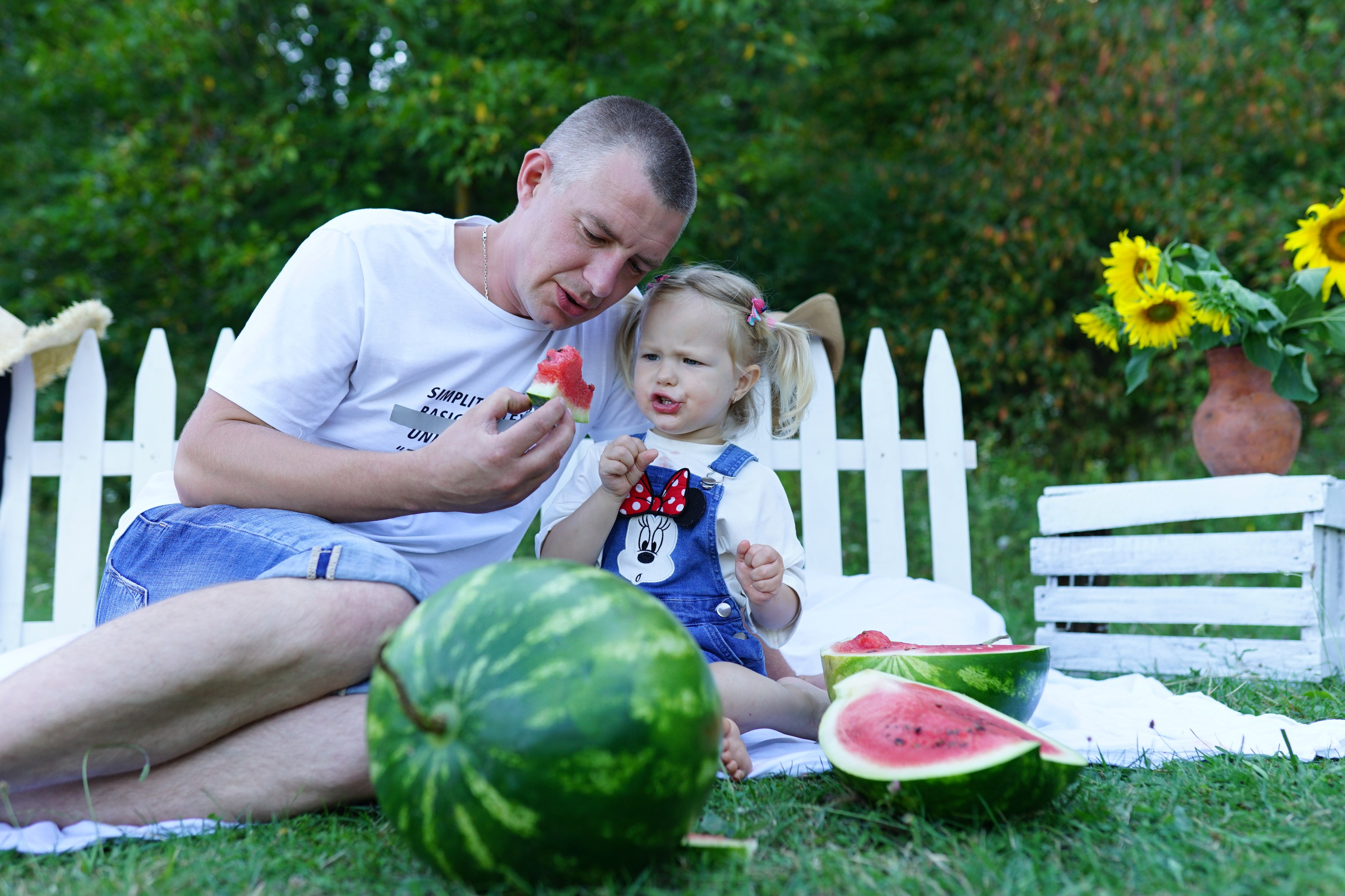 Сімейна фотосесія з кавунами. Family photographer in Kiev Natalia Shkavron