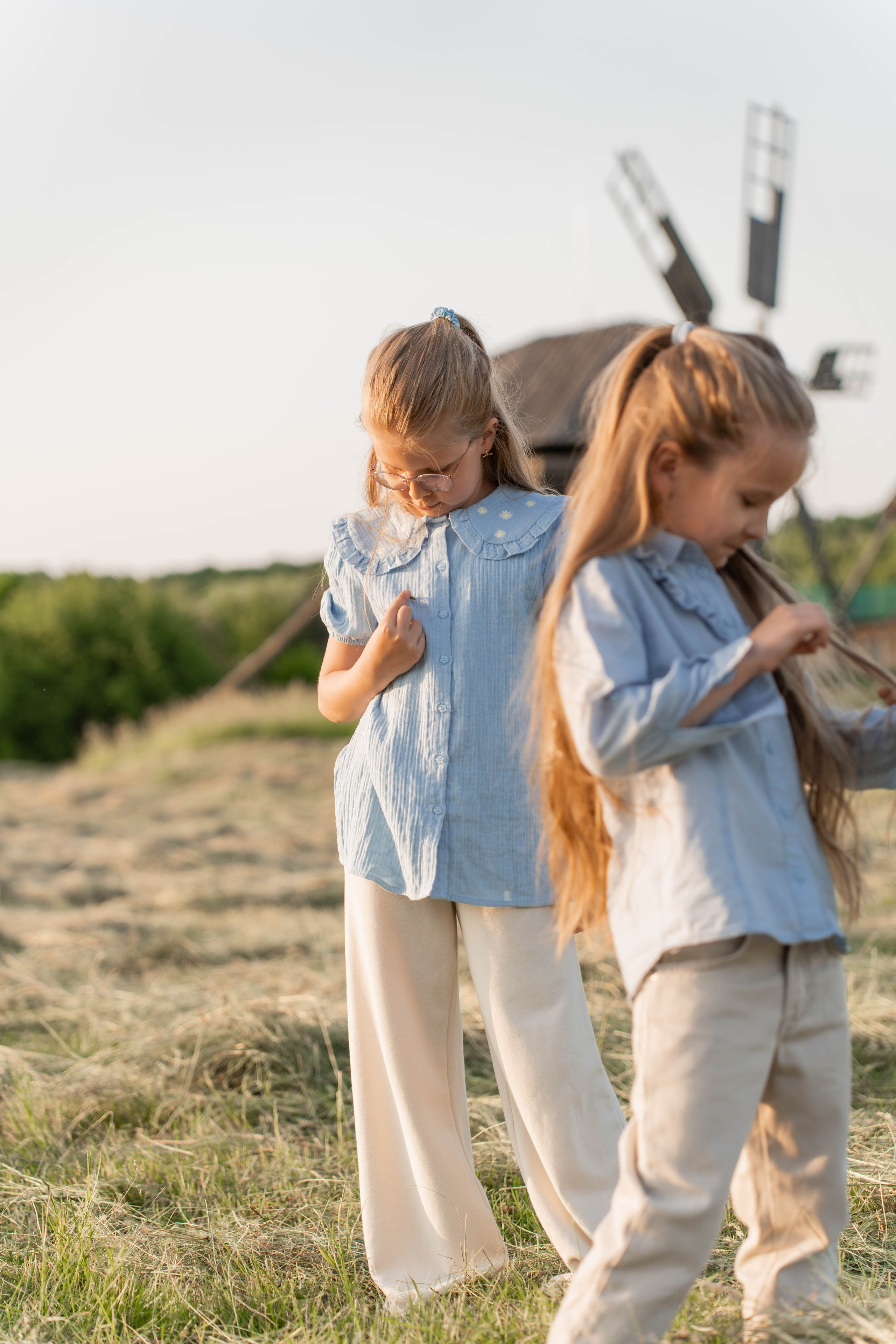 Сімейна фотосесія в Пирогово мами з двома донями. Сімейний фотограф Київ Наталія Шкаврон
