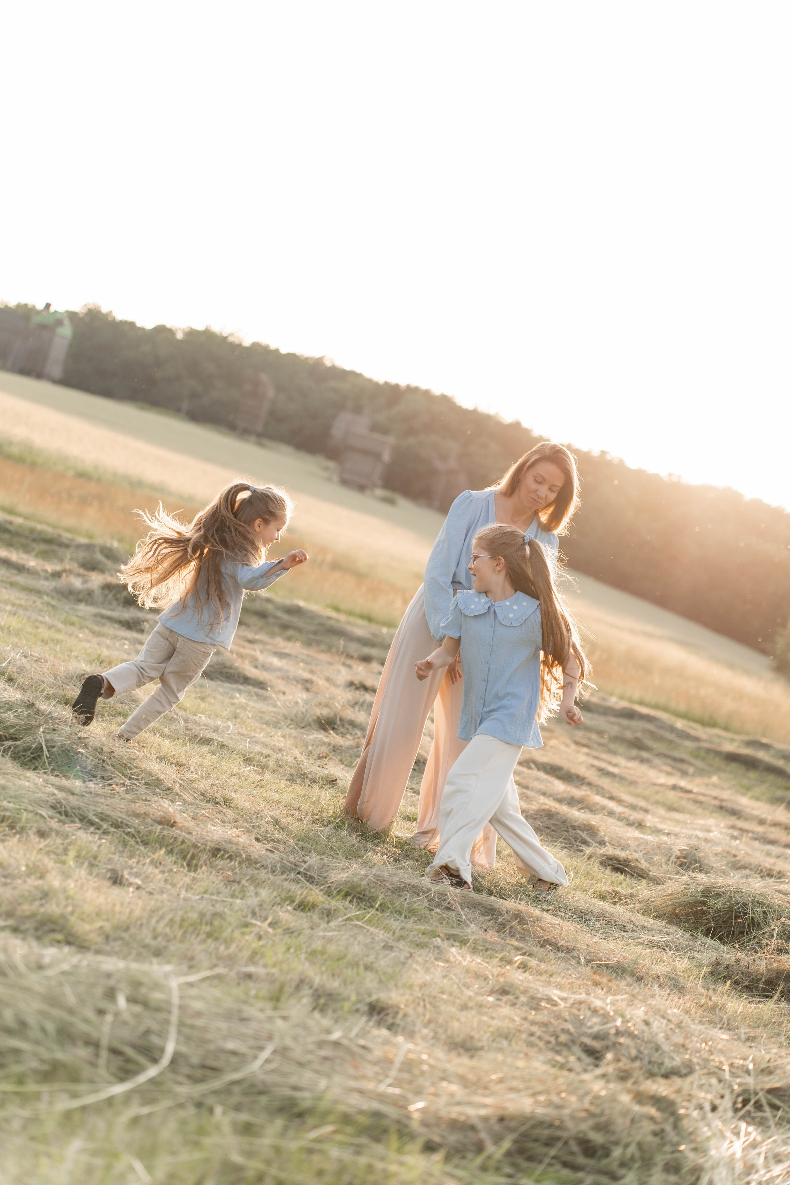 Сімейна фотосесія в Пирогово мами з двома донями. Сімейний фотограф Київ Наталія Шкаврон