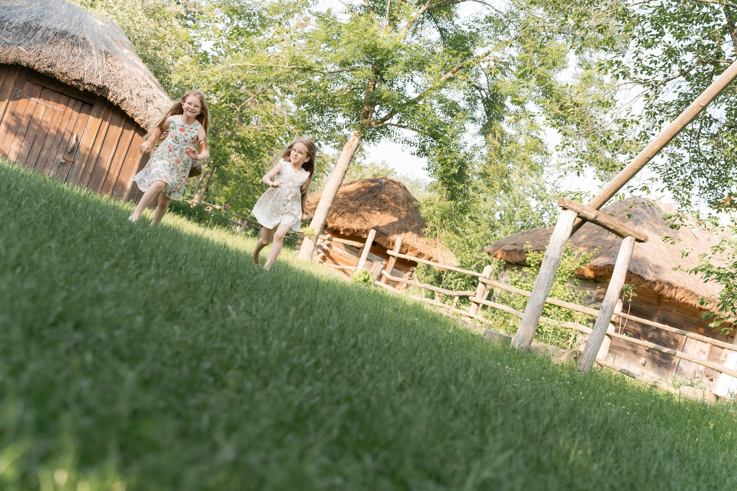 Сімейна фотосесія в Пирогово мами з двома донями. Сімейний фотограф Київ Наталія Шкаврон