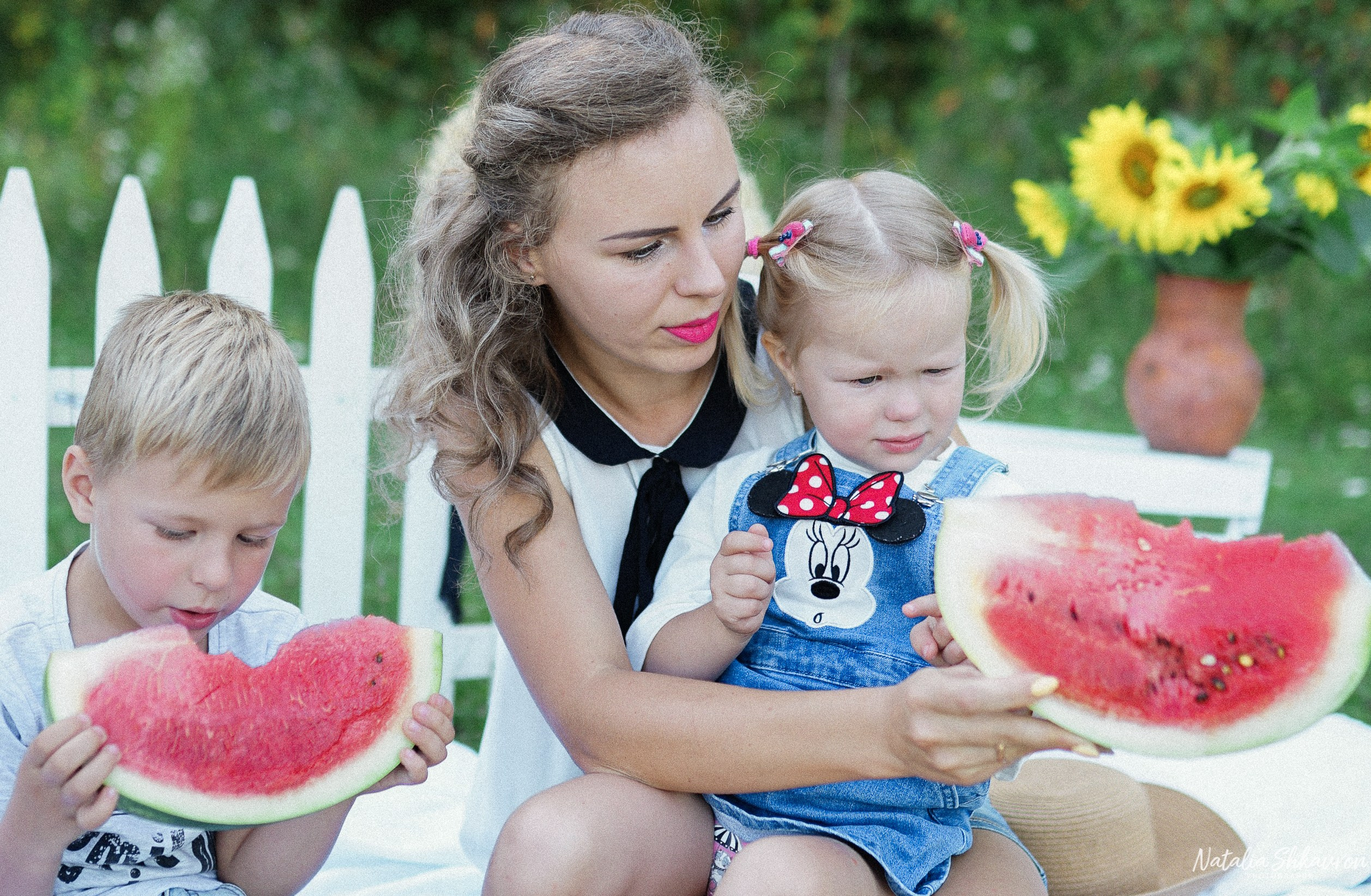 Сімейна фотосесія з кавунами. Family photographer in Kiev Natalia Shkavron