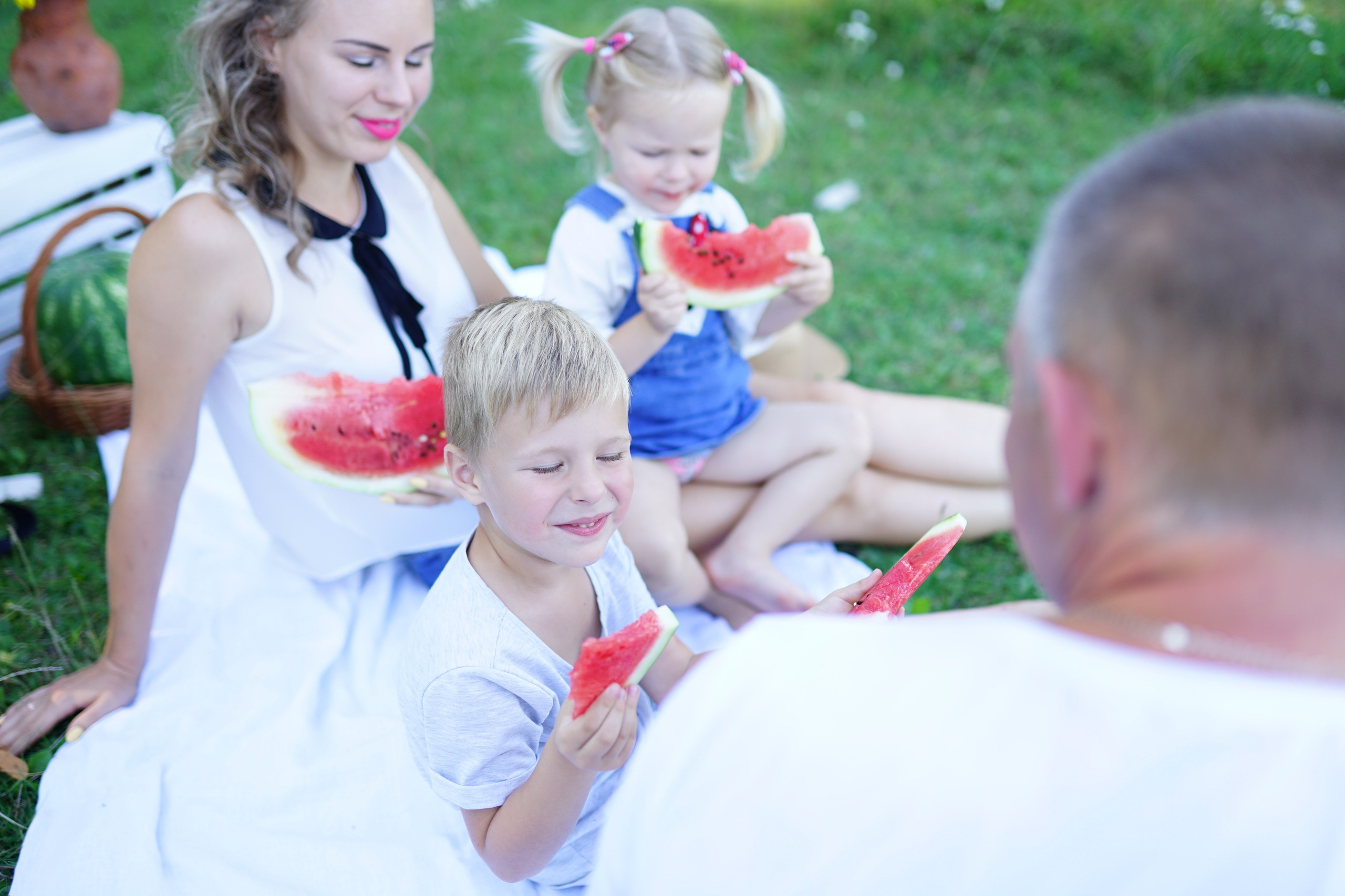 Сімейна фотосесія з кавунами. Family photographer in Kiev Natalia Shkavron
