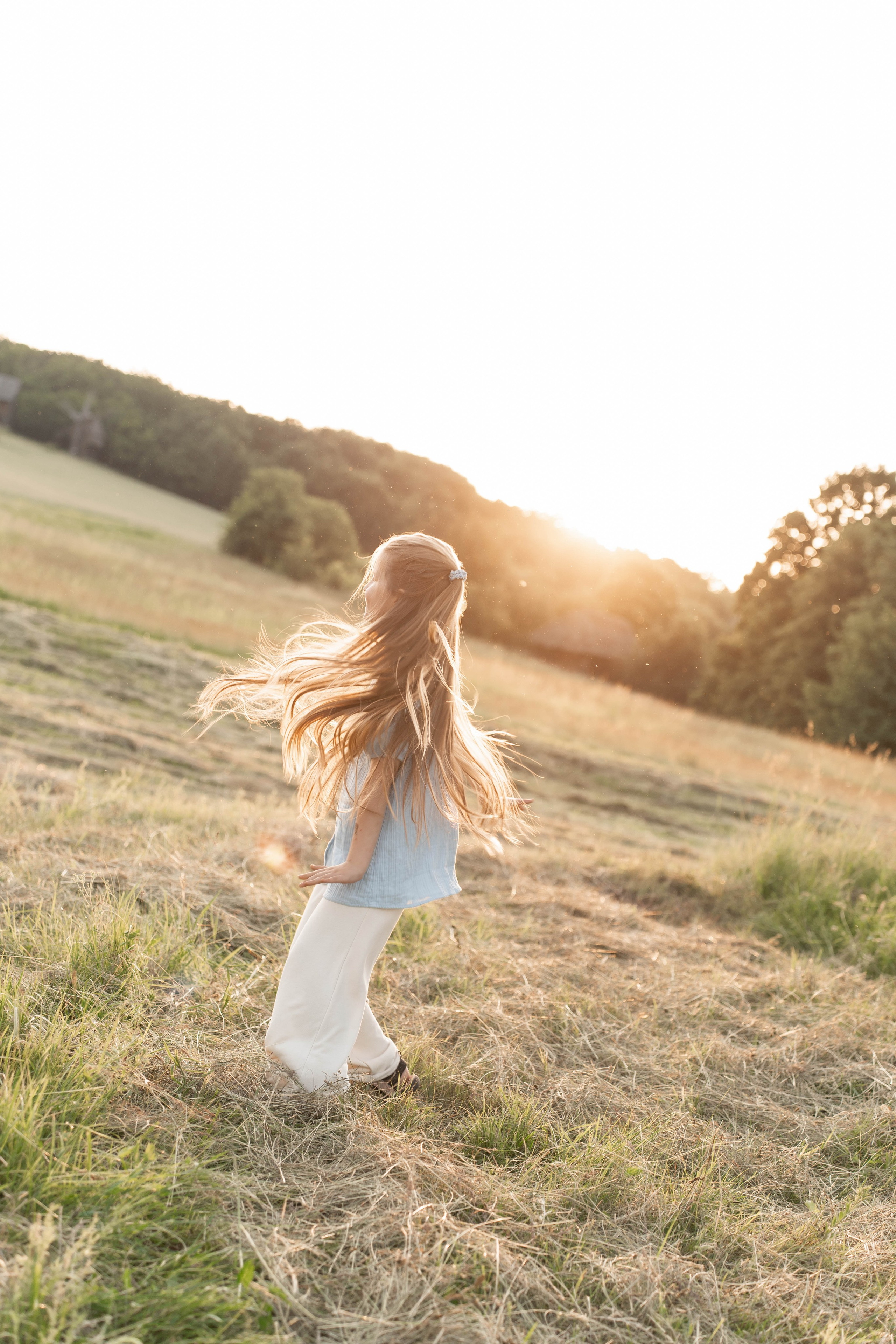 Сімейна фотосесія в Пирогово мами з двома донями. Сімейний фотограф Київ Наталія Шкаврон