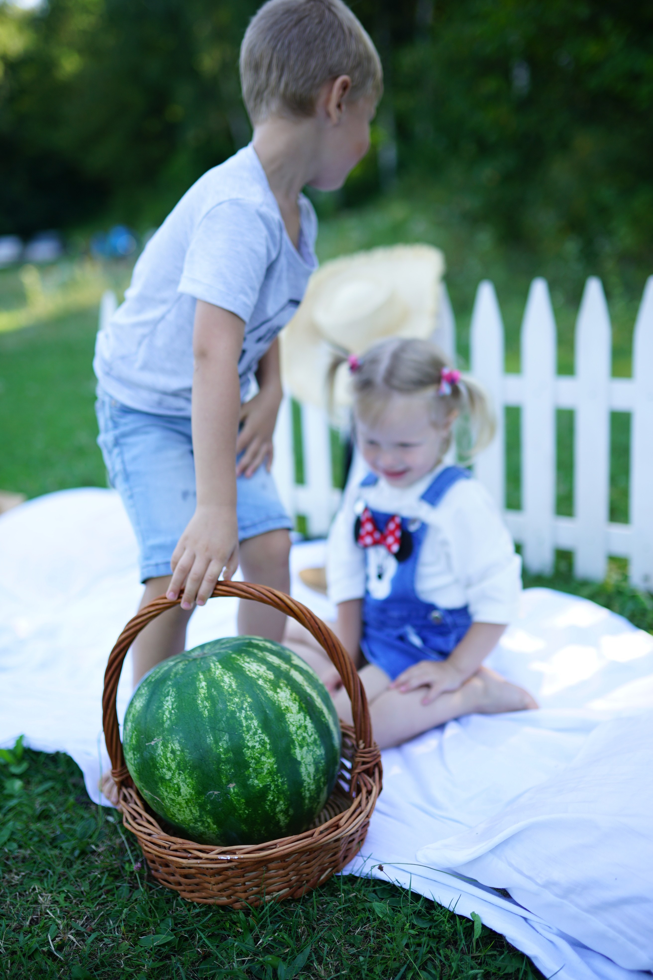 Сімейна фотосесія з кавунами. Family photographer in Kiev Natalia Shkavron