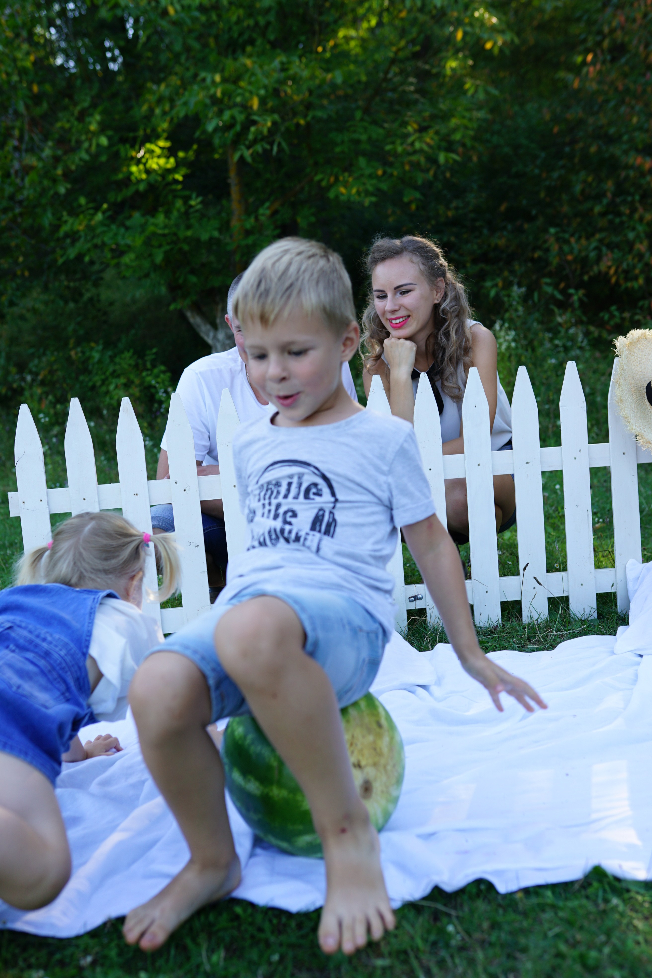 Сімейна фотосесія з кавунами. Family photographer in Kiev Natalia Shkavron