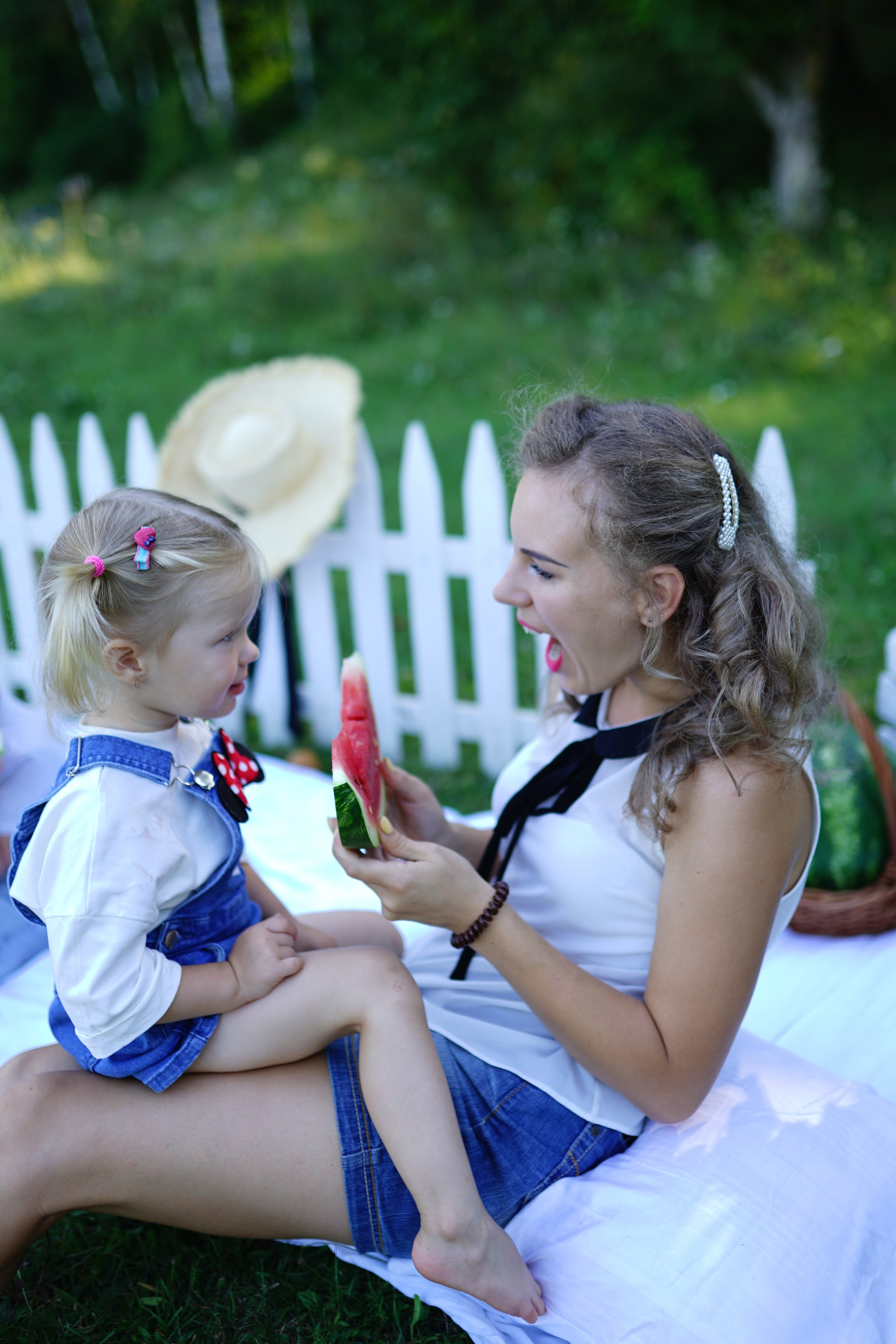 Сімейна фотосесія з кавунами. Family photographer in Kiev Natalia Shkavron