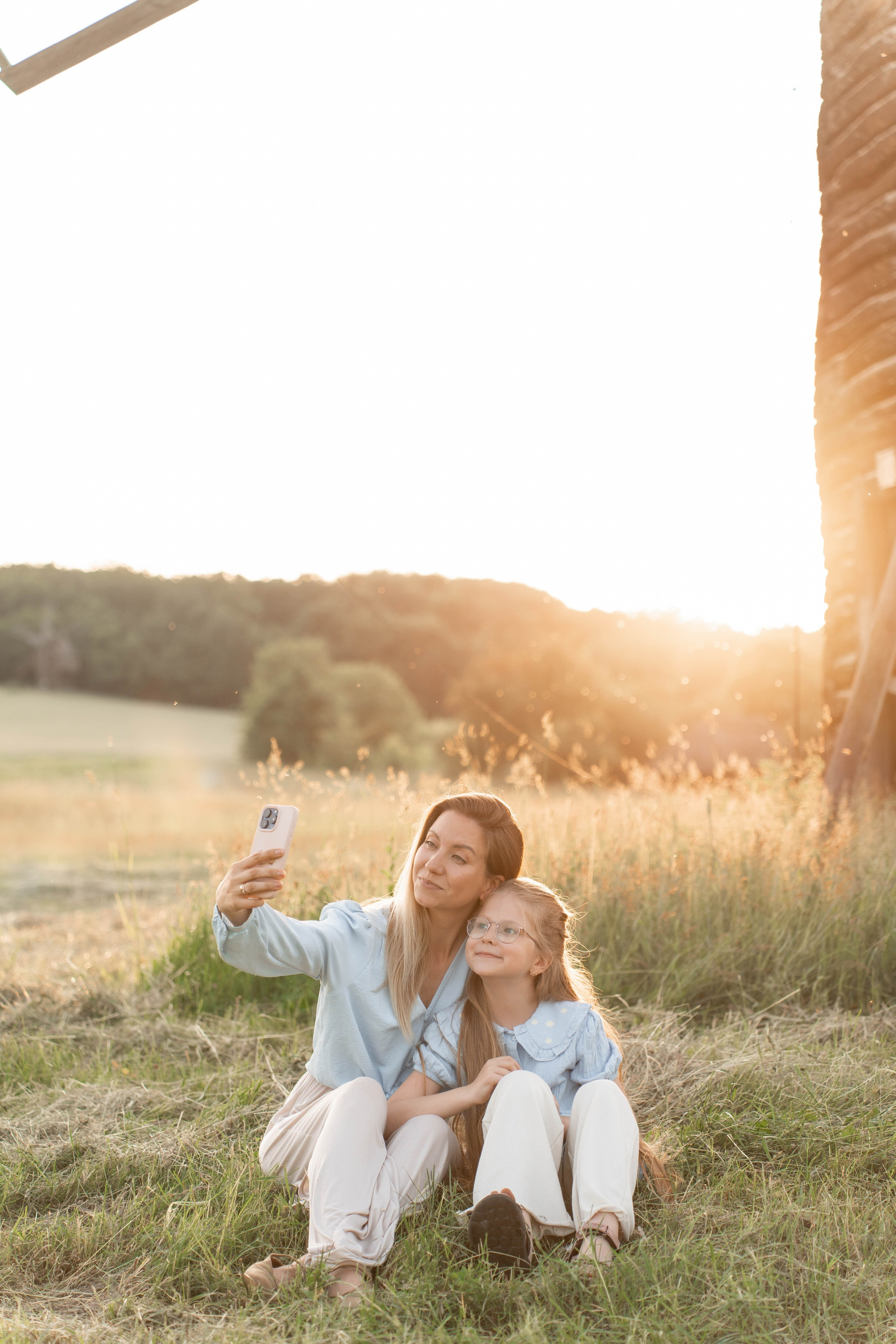 Сімейна фотосесія в Пирогово мами з двома донями. Сімейний фотограф Київ Наталія Шкаврон
