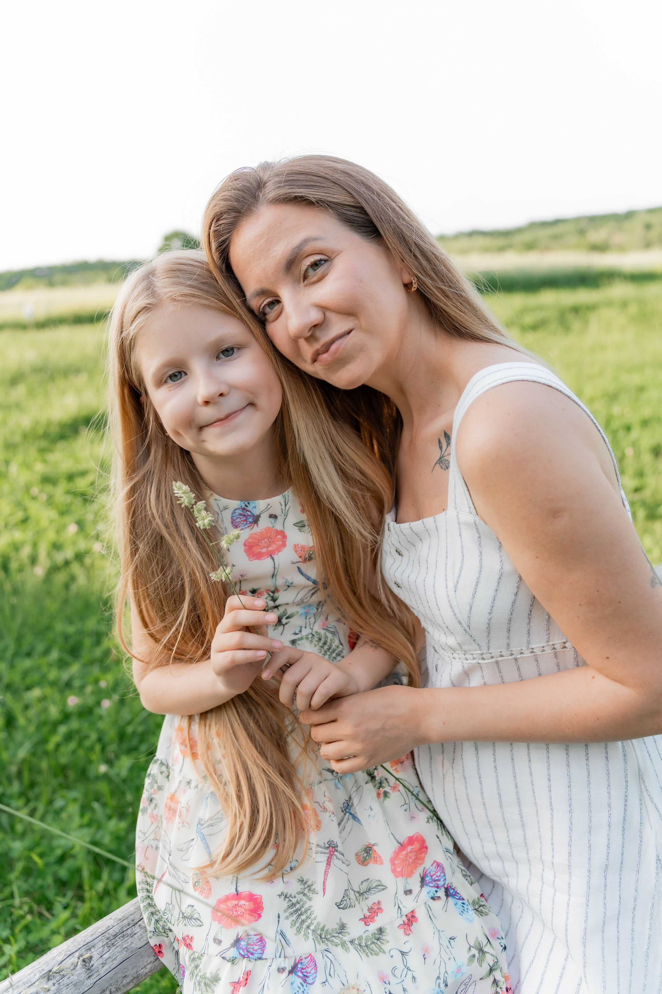Сімейна фотосесія в Пирогово мами з двома донями. Сімейний фотограф Київ Наталія Шкаврон