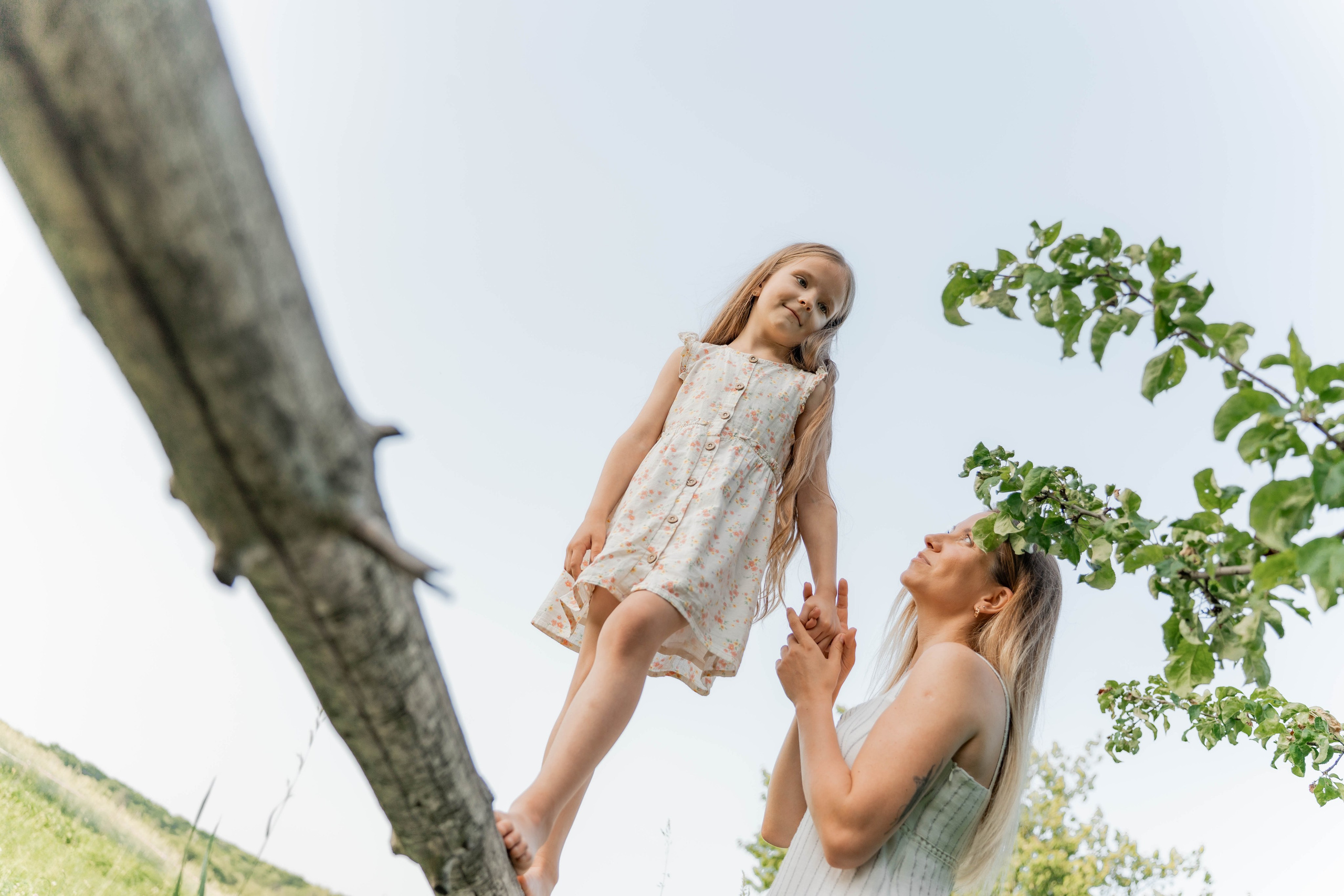 Сімейна фотосесія в Пирогово мами з двома донями. Сімейний фотограф Київ Наталія Шкаврон