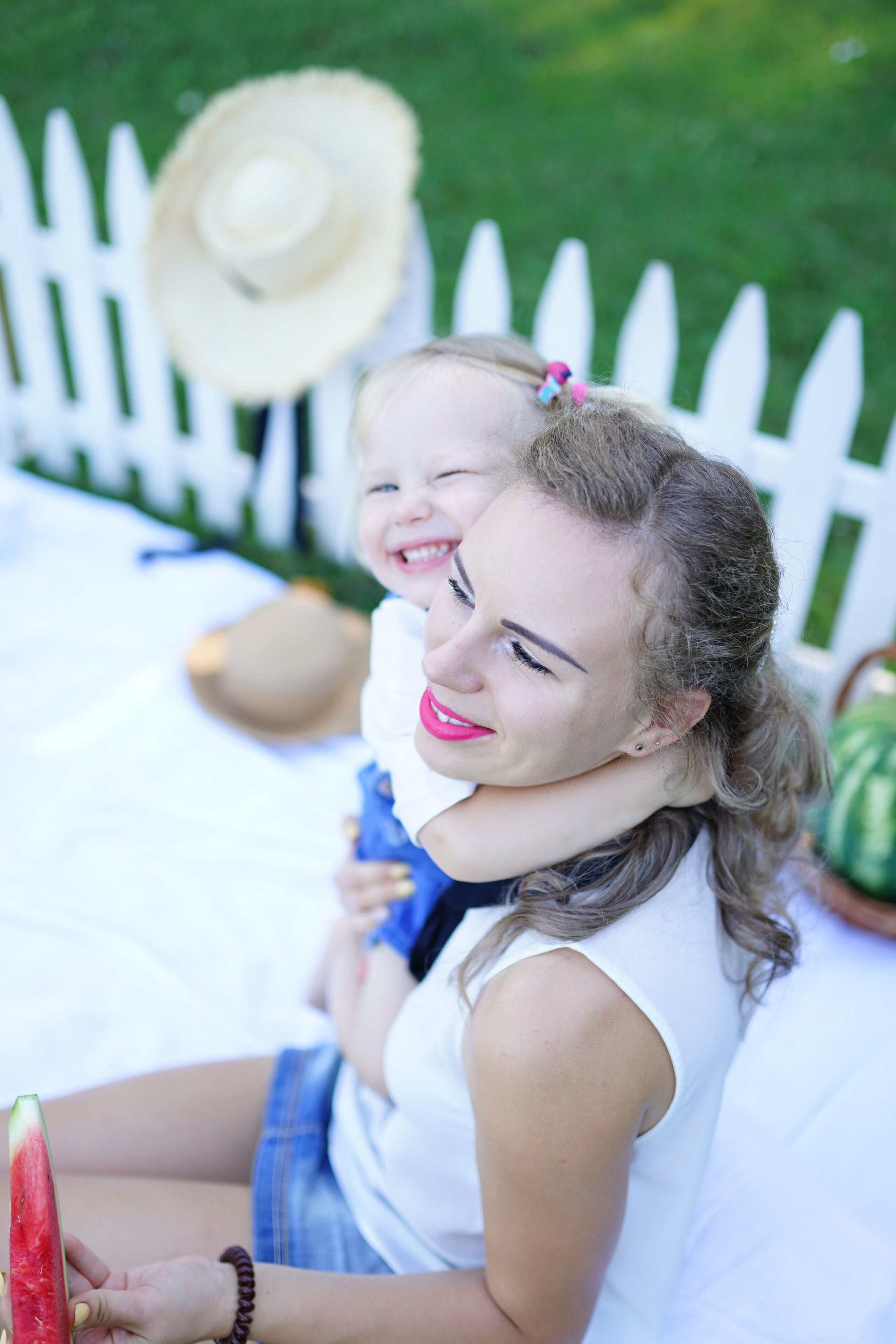 Сімейна фотосесія з кавунами. Family photographer in Kiev Natalia Shkavron