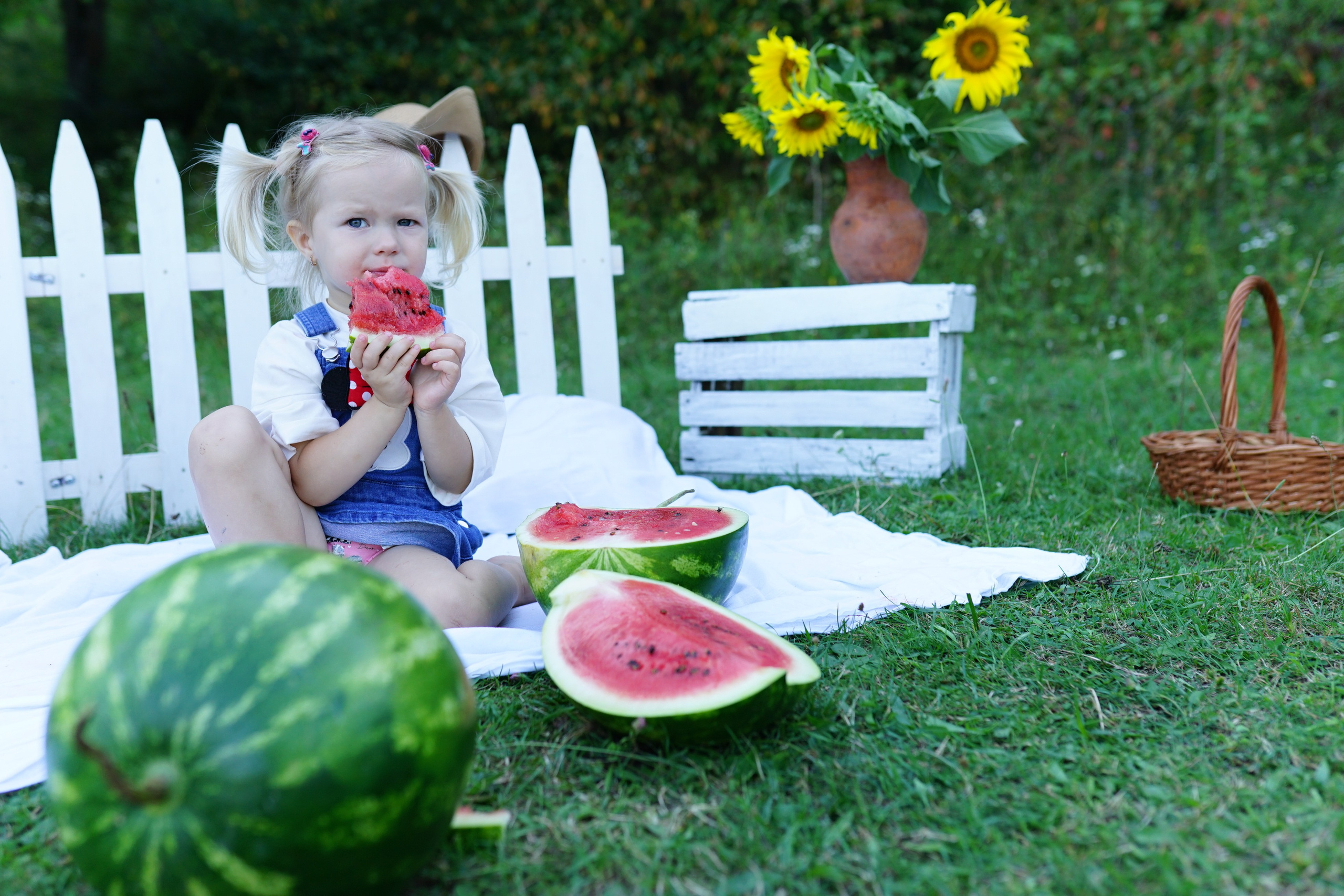 Сімейна фотосесія з кавунами. Family photographer in Kiev Natalia Shkavron