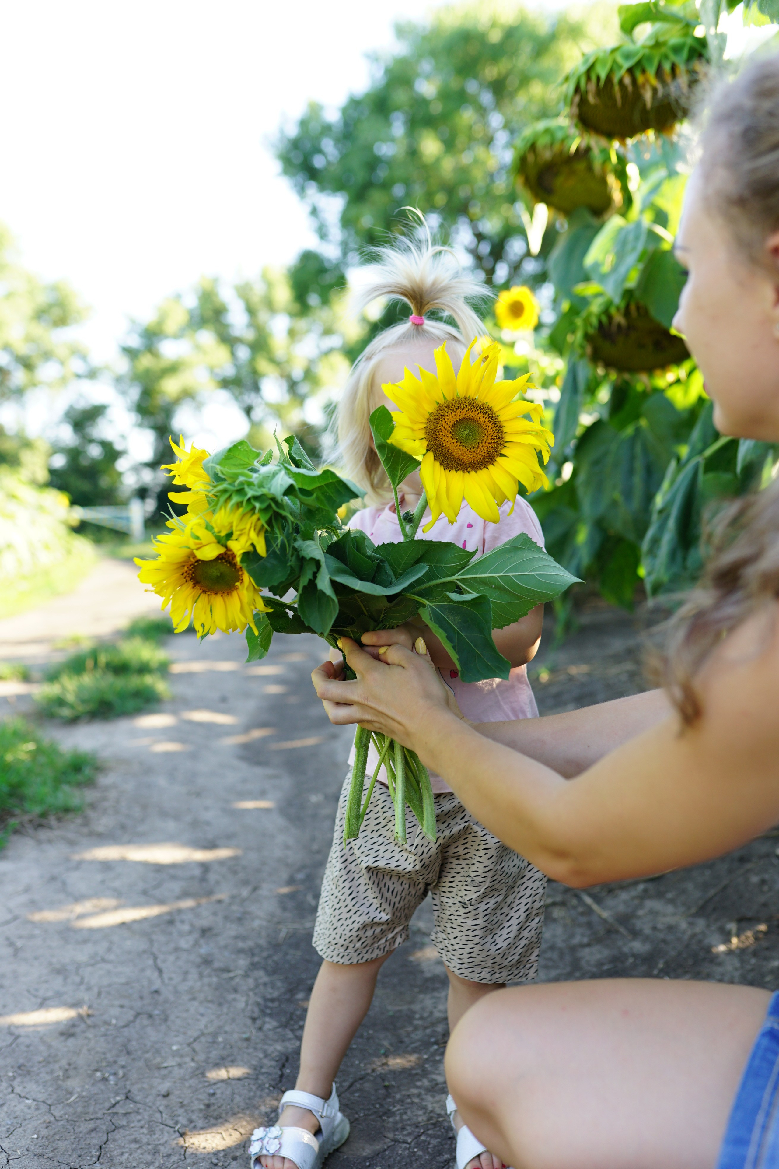 Сімейна фотосесія з кавунами. Family photographer in Kiev Natalia Shkavron