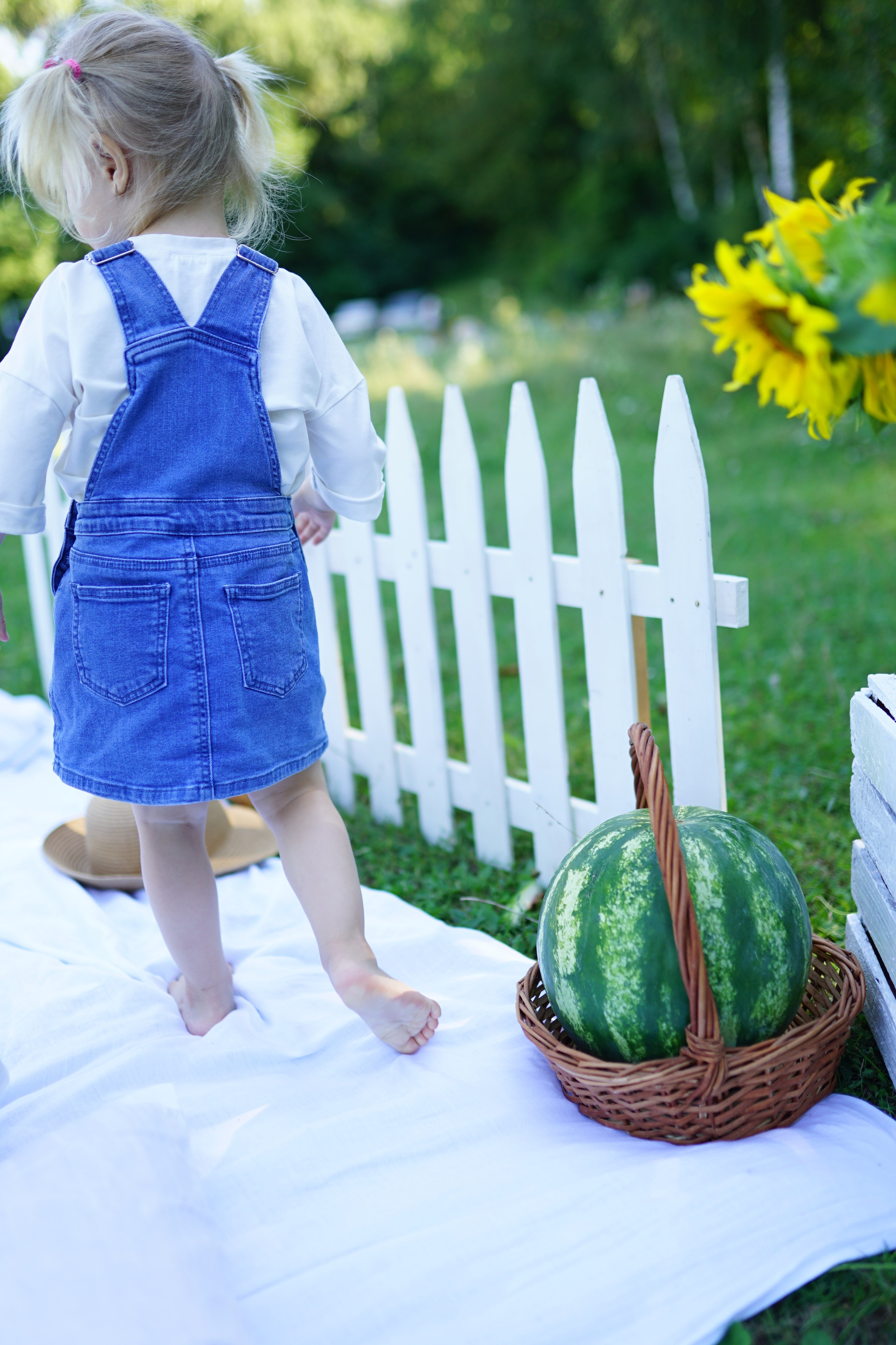 Сімейна фотосесія з кавунами. Family photographer in Kiev Natalia Shkavron