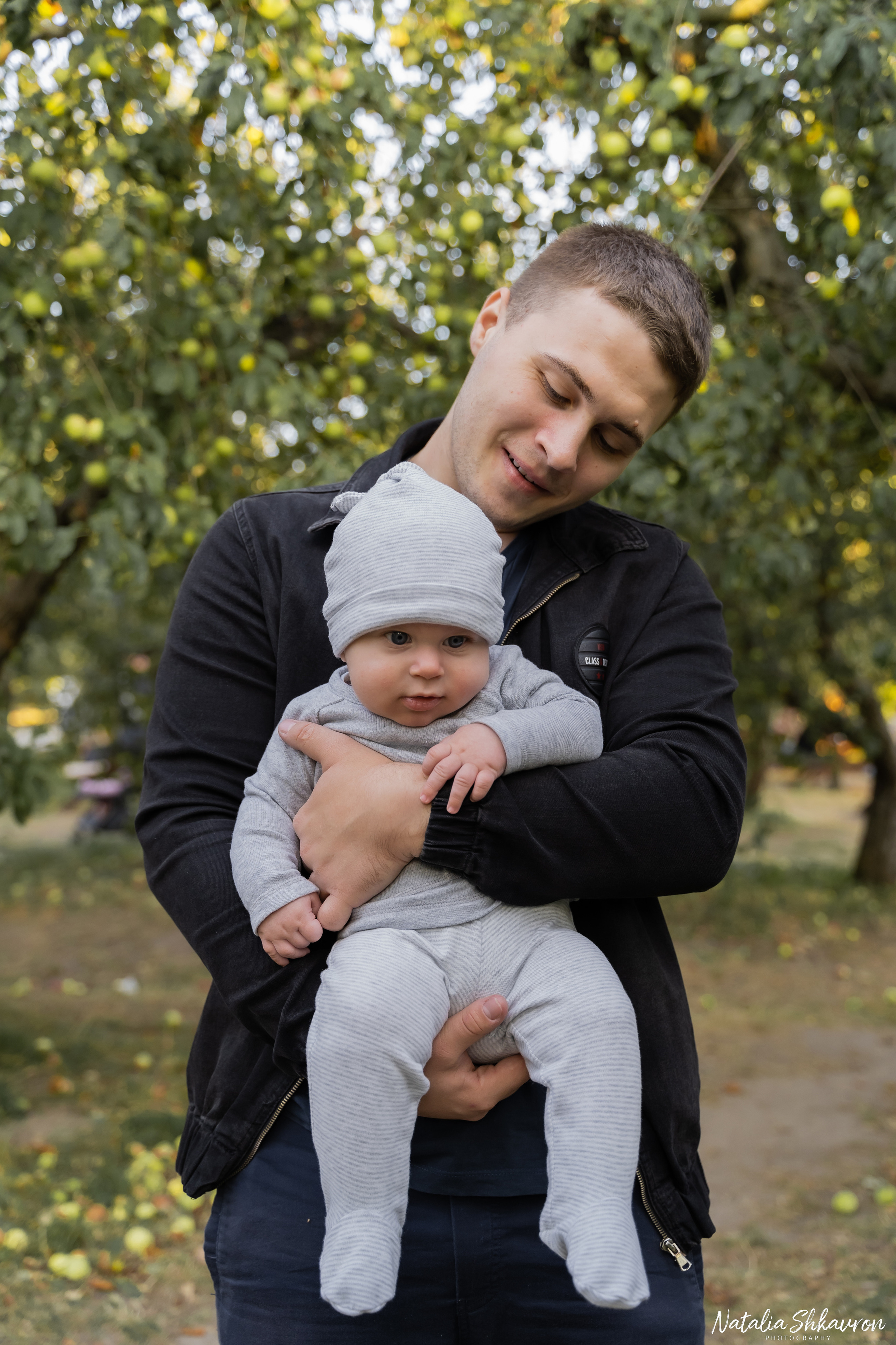 Сімейна фотосесія в яблуневому саду. Сімейний фотограф Київ Наталія Шкаврон