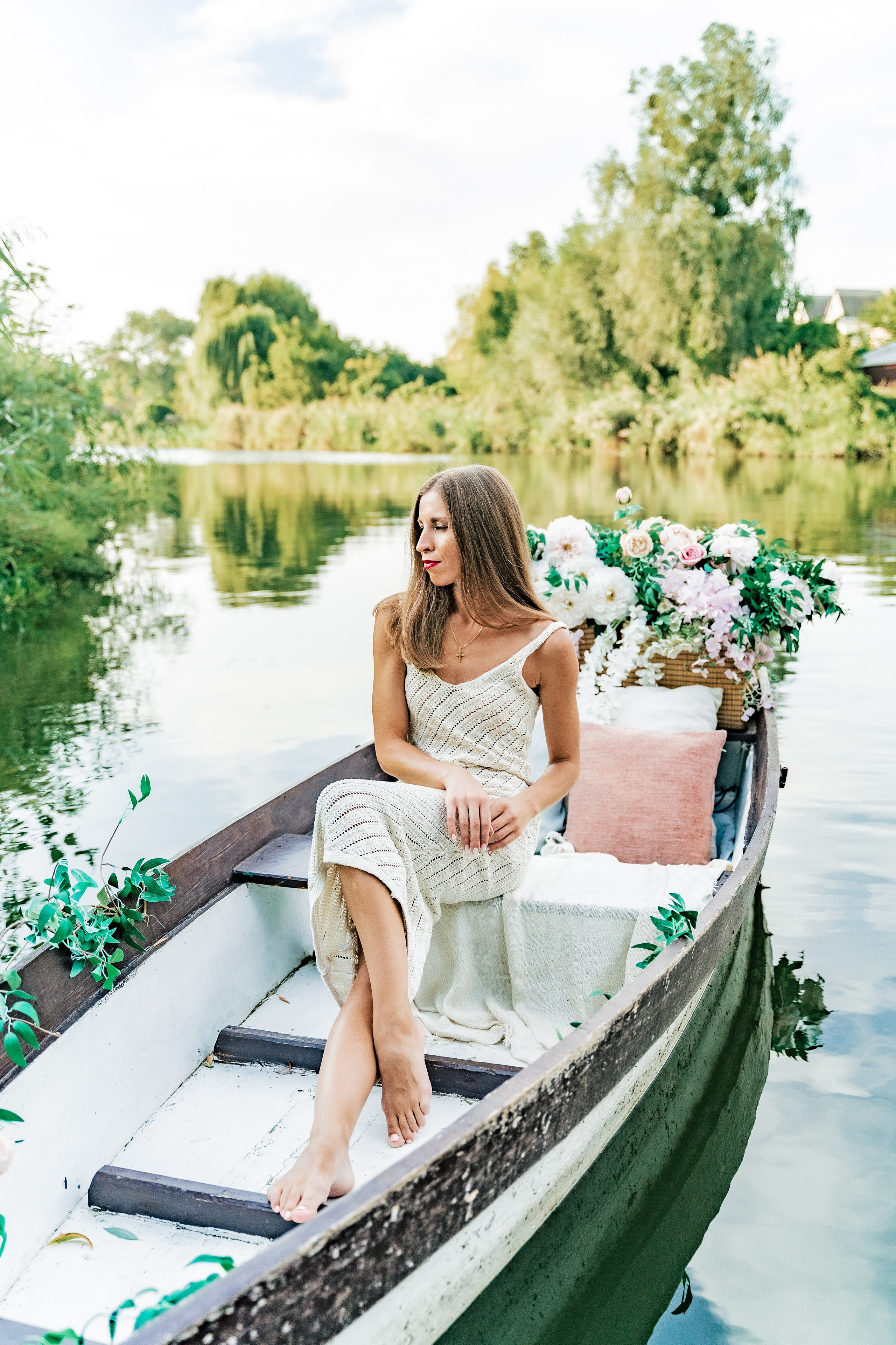 Індивідуальна фотосесія на локації біля річки у лодці. Сімейний фотограф Київ Наталія Шкаврон