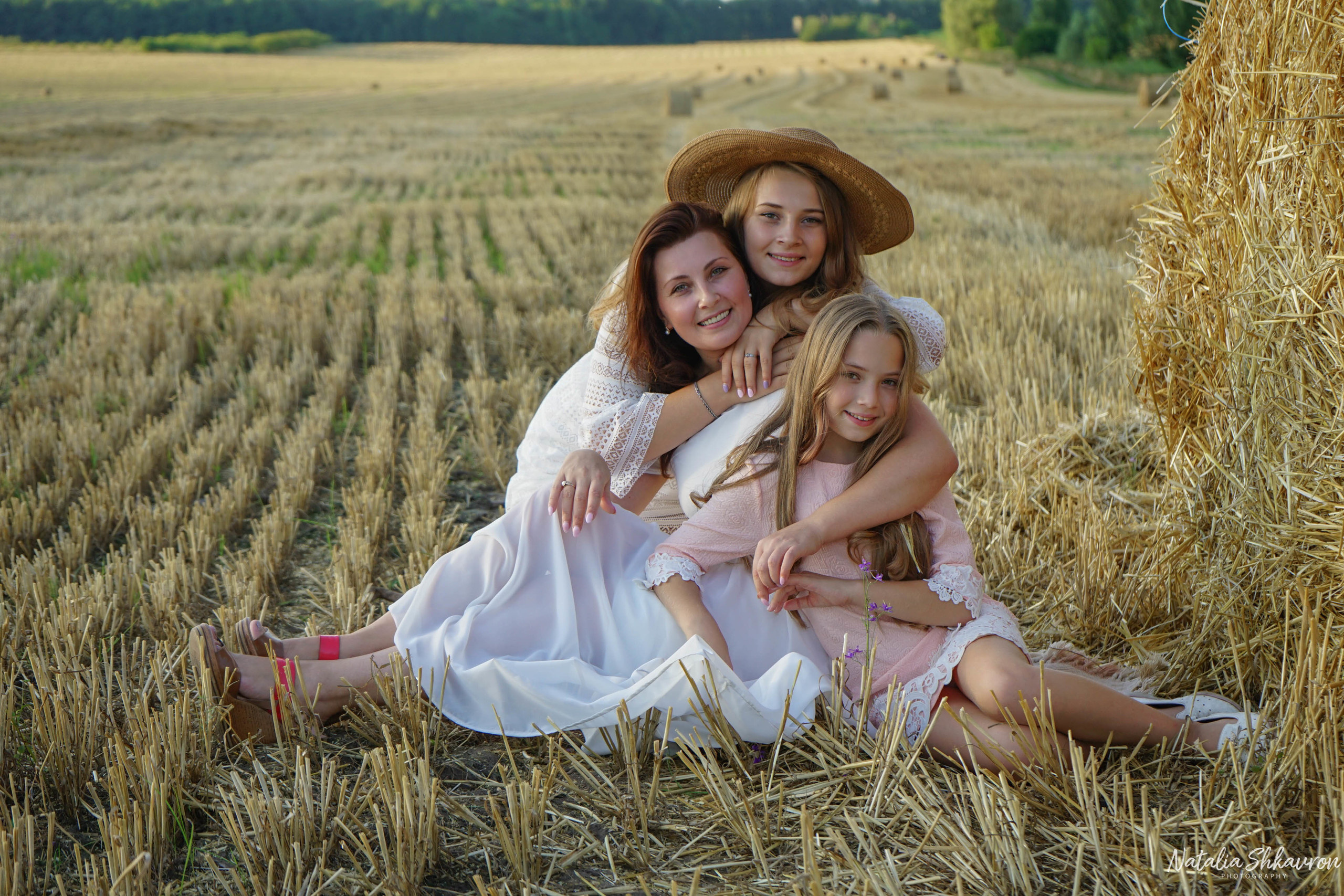 Сімейна фотосесія в полі з рулонами соломи. Сімейний фотограф Київ Наталія Шкаврон