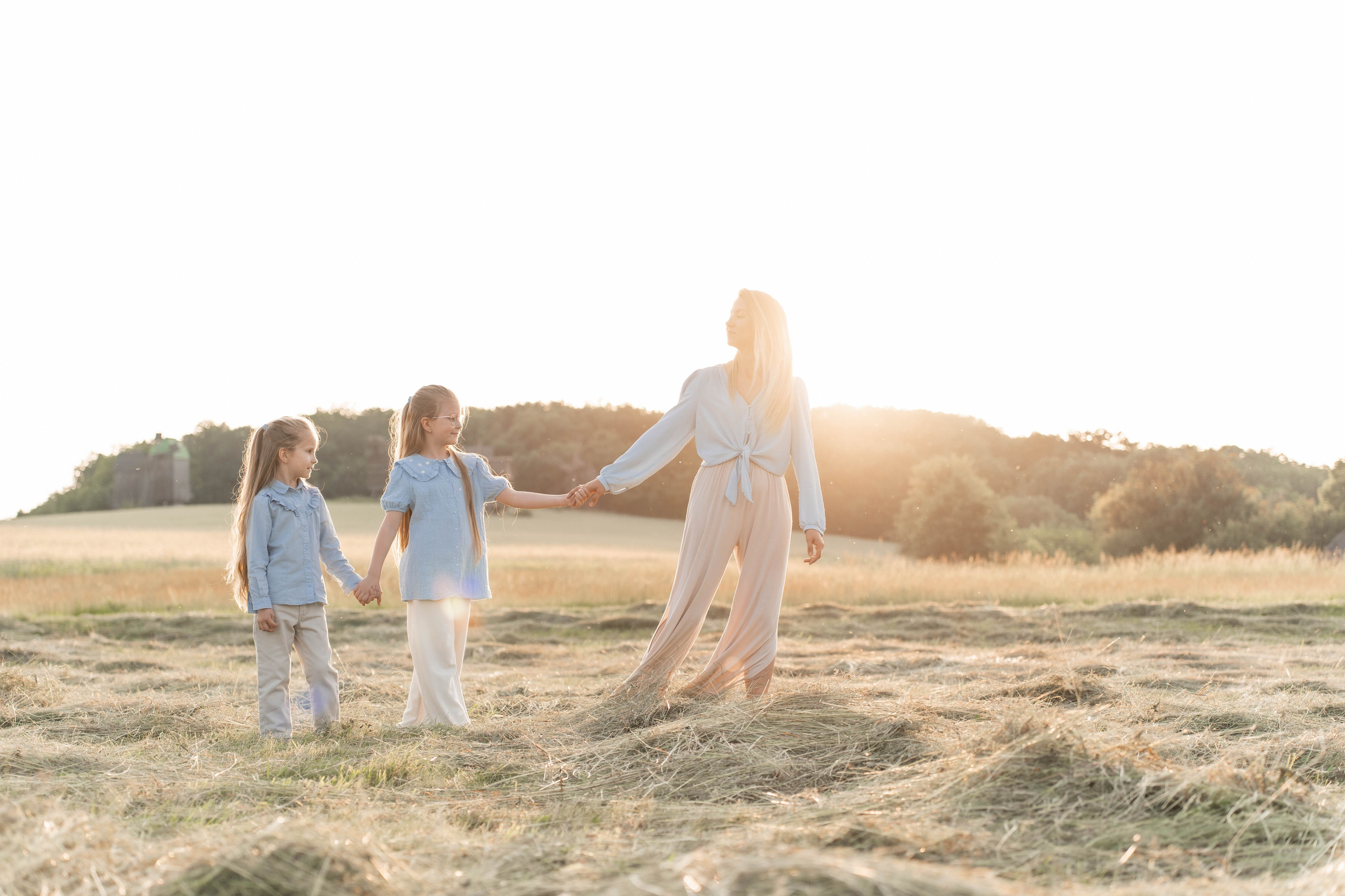Сімейна фотосесія в Пирогово мами з двома донями. Сімейний фотограф Київ Наталія Шкаврон
