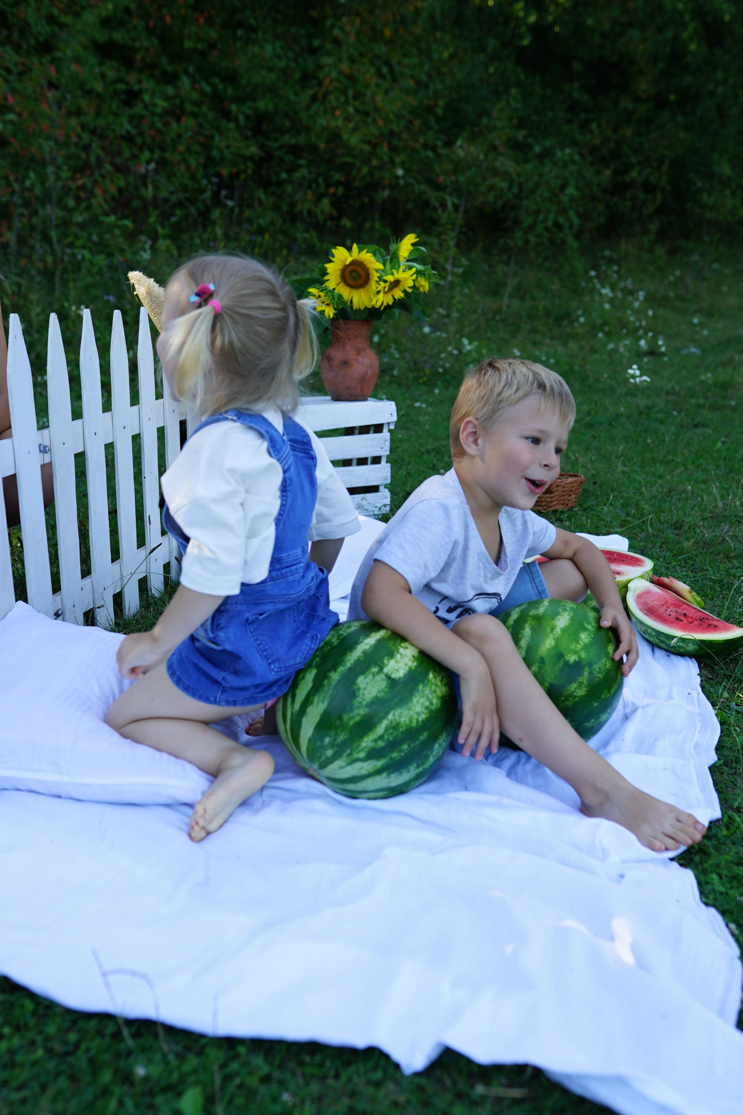 Сімейна фотосесія з кавунами. Family photographer in Kiev Natalia Shkavron