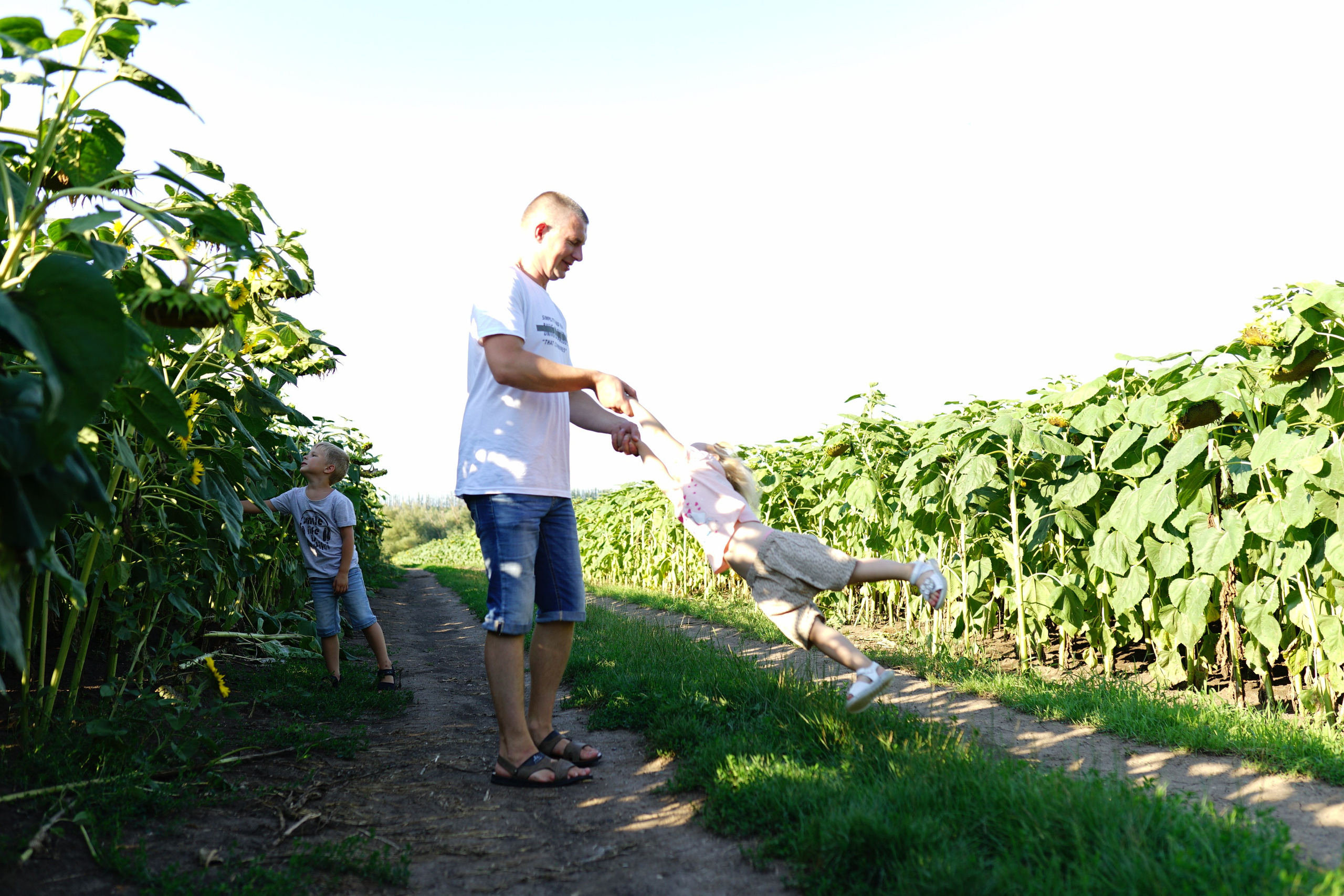 Сімейна фотосесія з кавунами. Family photographer in Kiev Natalia Shkavron