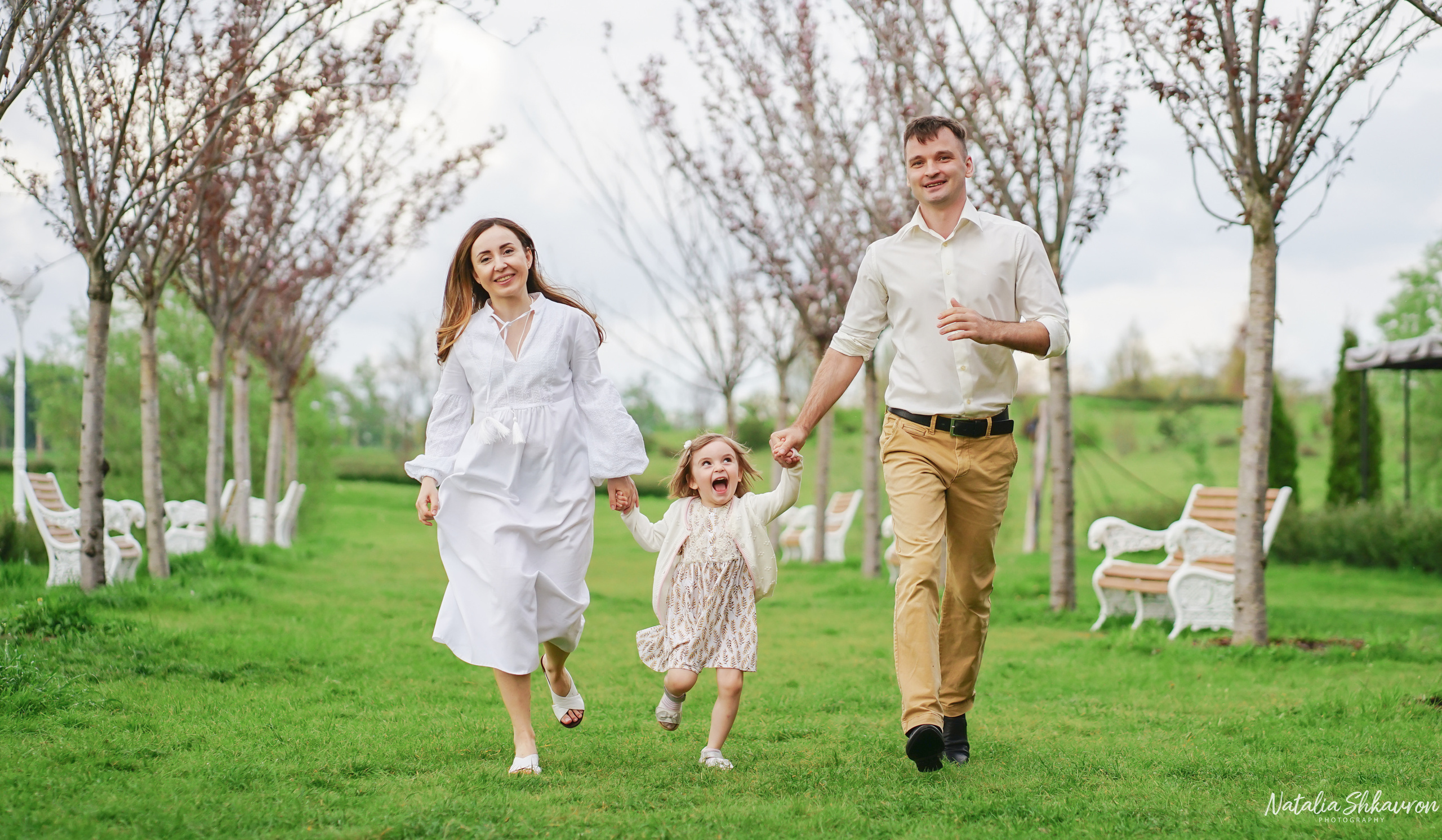 Сімейна фотосесія в тюльпанах. Сімейний фотограф Київ Наталія Шкаврон