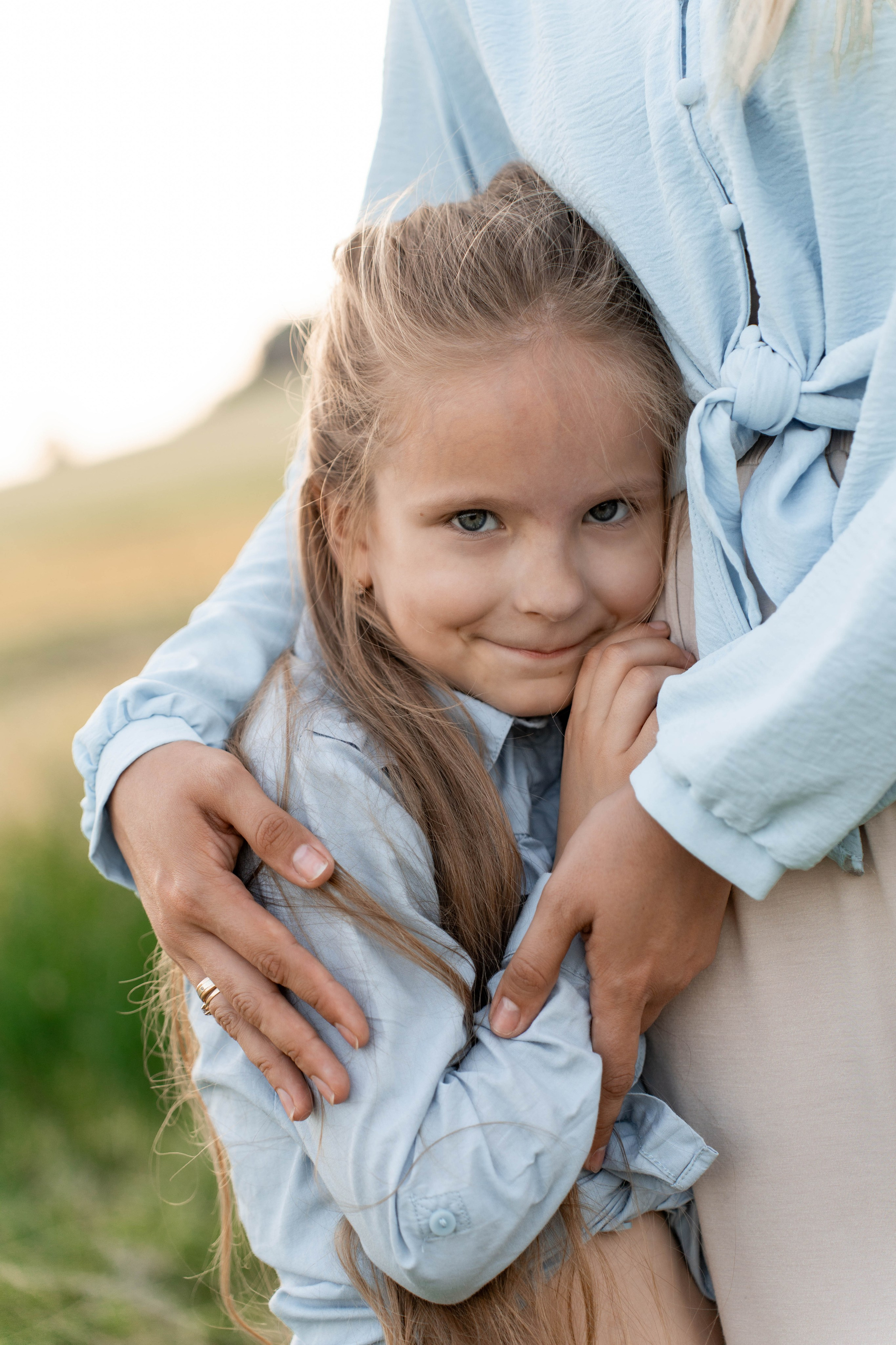 Сімейна фотосесія в Пирогово мами з двома донями. Сімейний фотограф Київ Наталія Шкаврон
