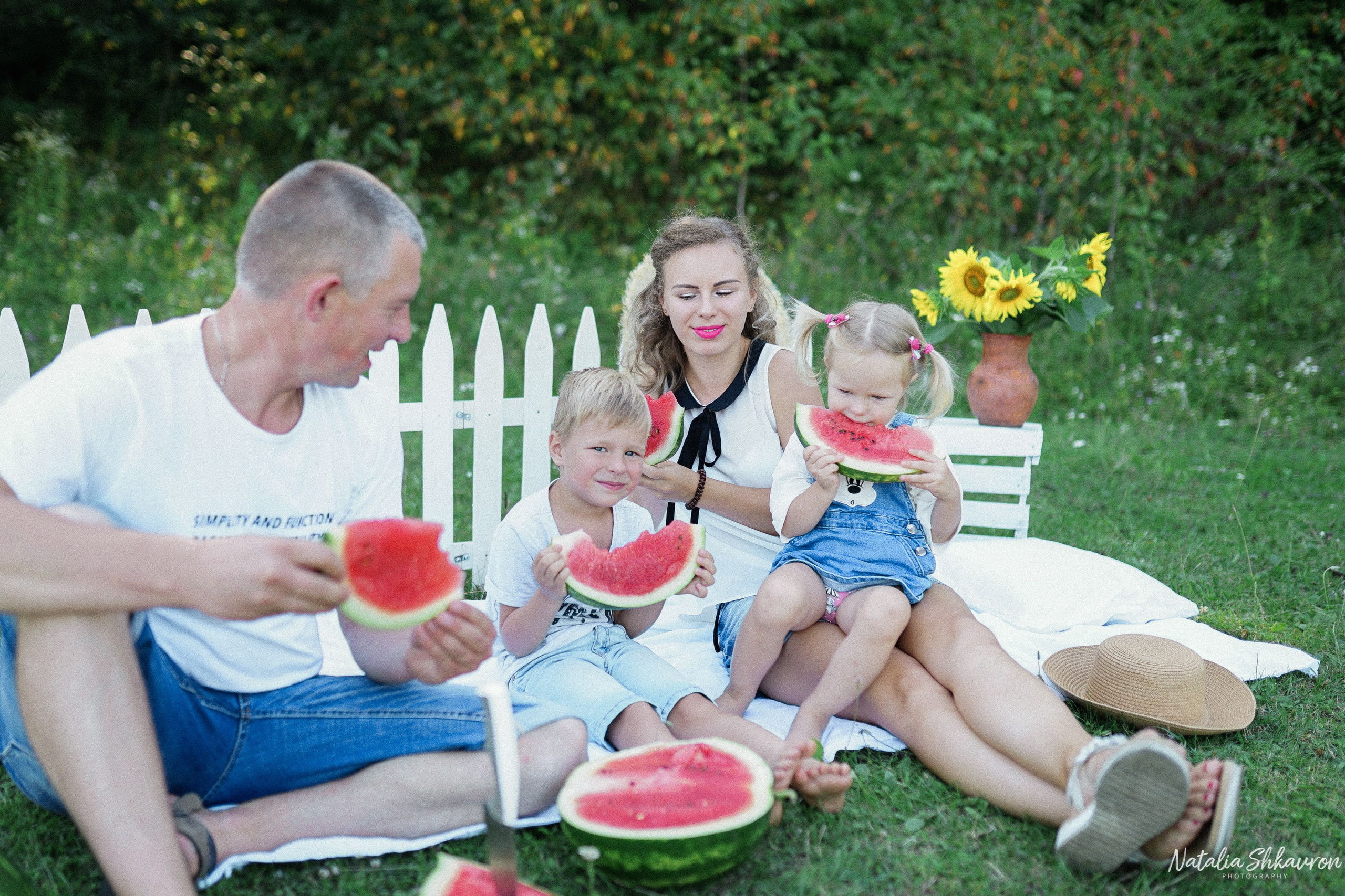 Сімейна фотосесія з кавунами. Family photographer in Kiev Natalia Shkavron