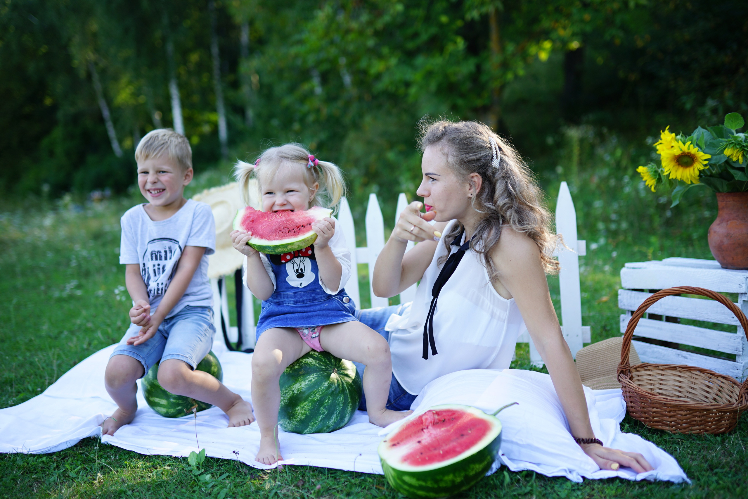 Сімейна фотосесія з кавунами. Family photographer in Kiev Natalia Shkavron