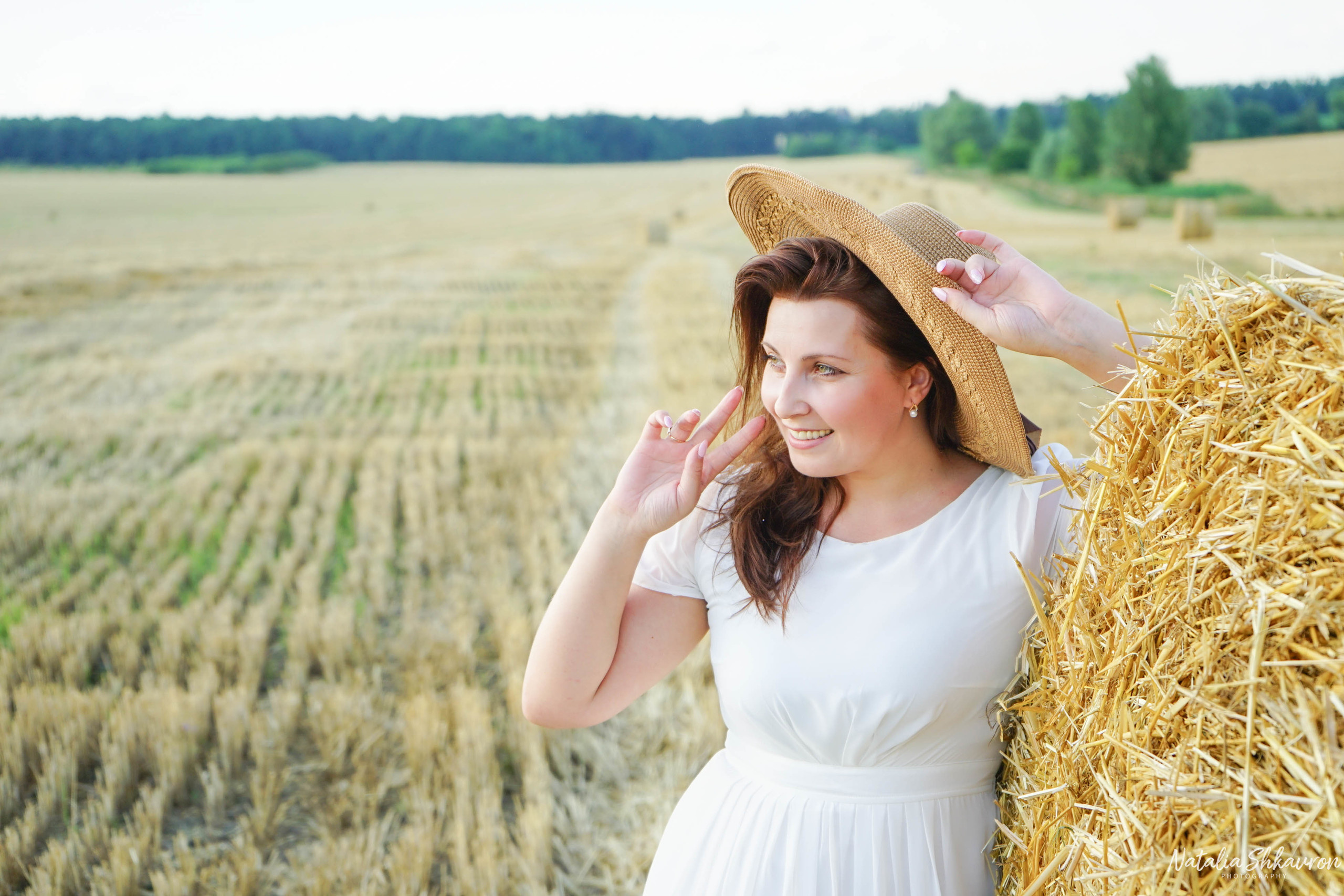 Сімейна фотосесія в полі з рулонами соломи. Сімейний фотограф Київ Наталія Шкаврон
