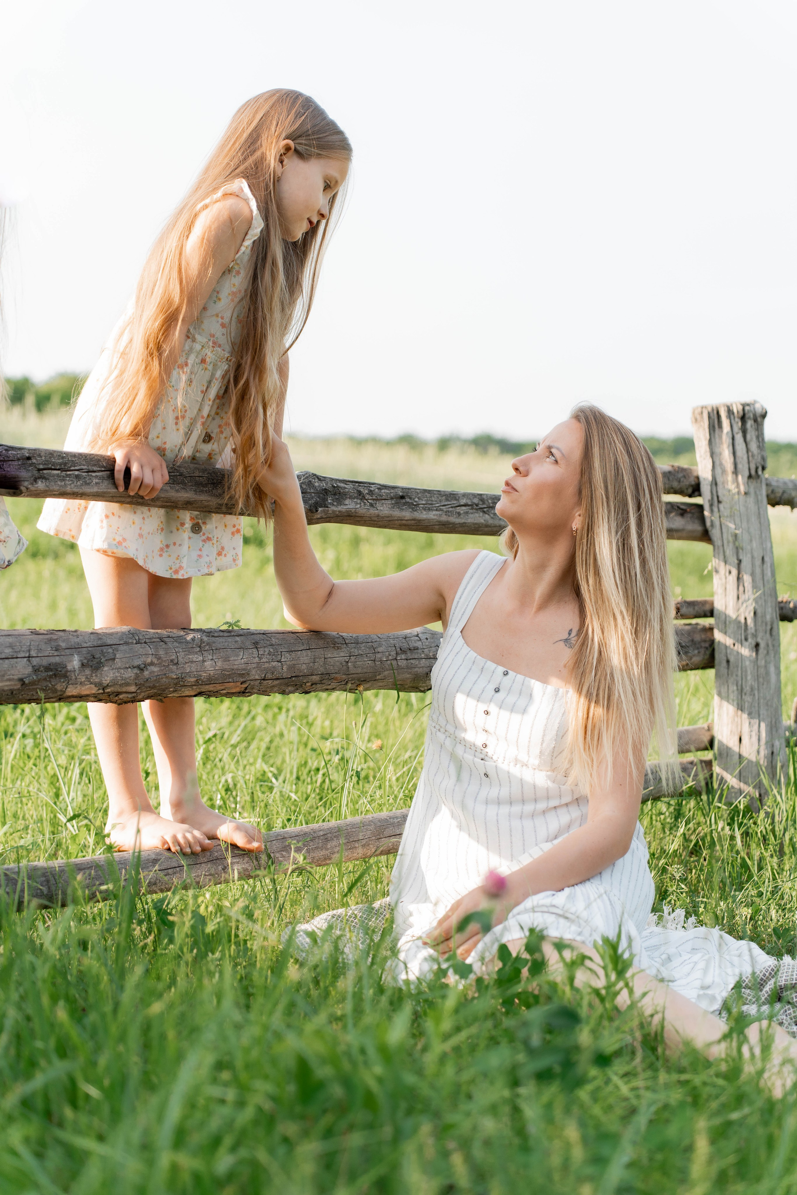 Сімейна фотосесія в Пирогово мами з двома донями. Сімейний фотограф Київ Наталія Шкаврон