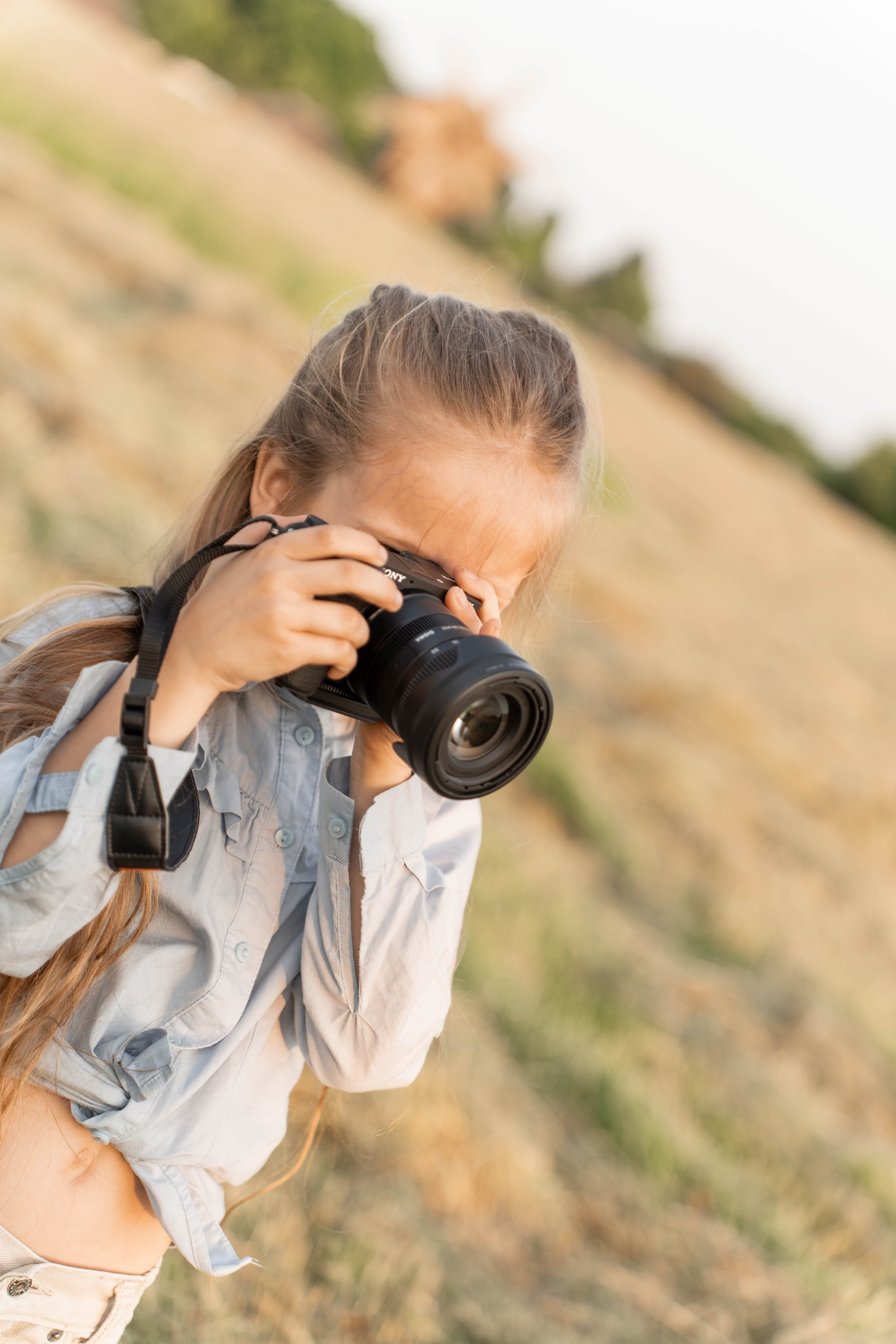 Сімейна фотосесія в Пирогово мами з двома донями. Сімейний фотограф Київ Наталія Шкаврон