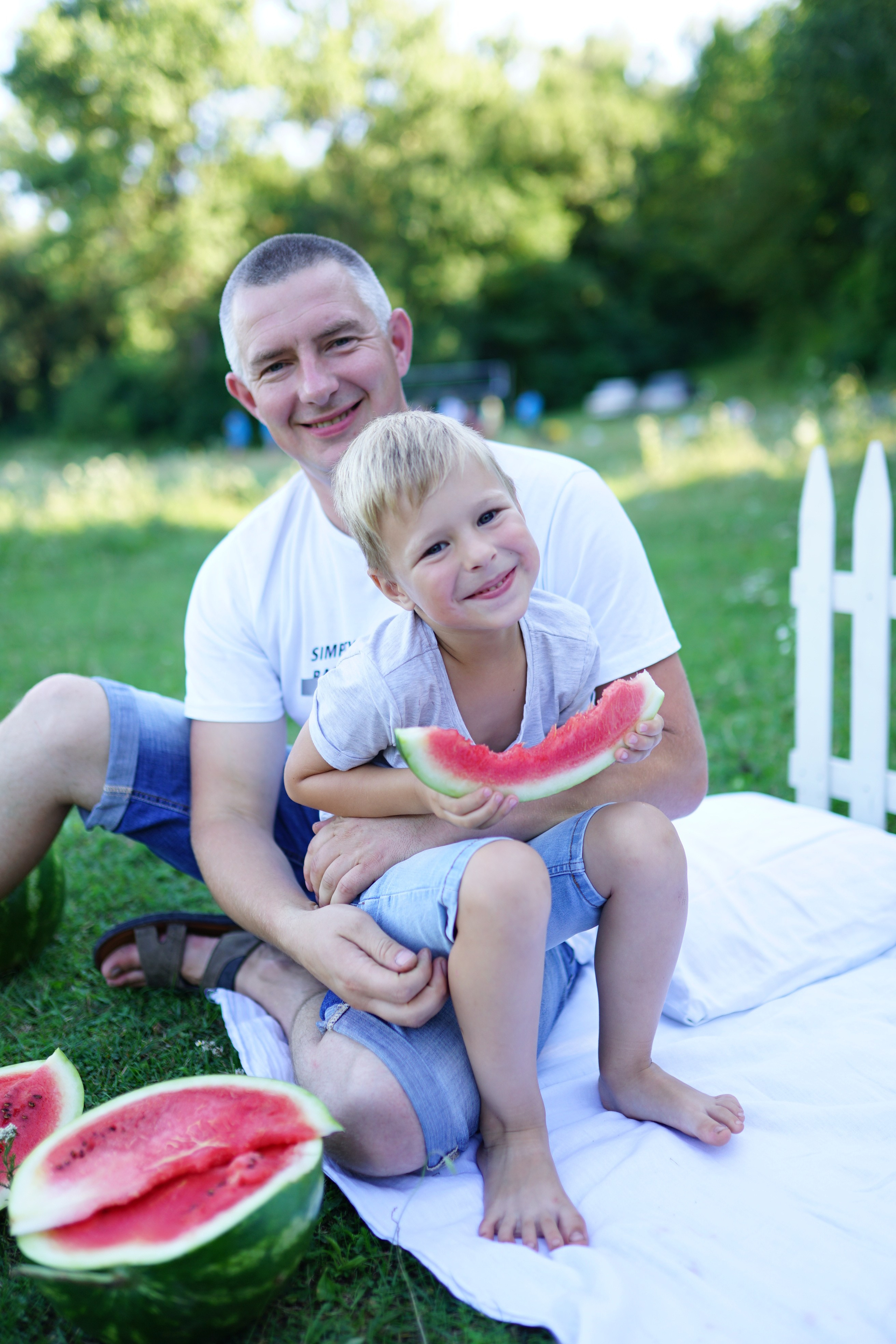 Сімейна фотосесія з кавунами. Family photographer in Kiev Natalia Shkavron