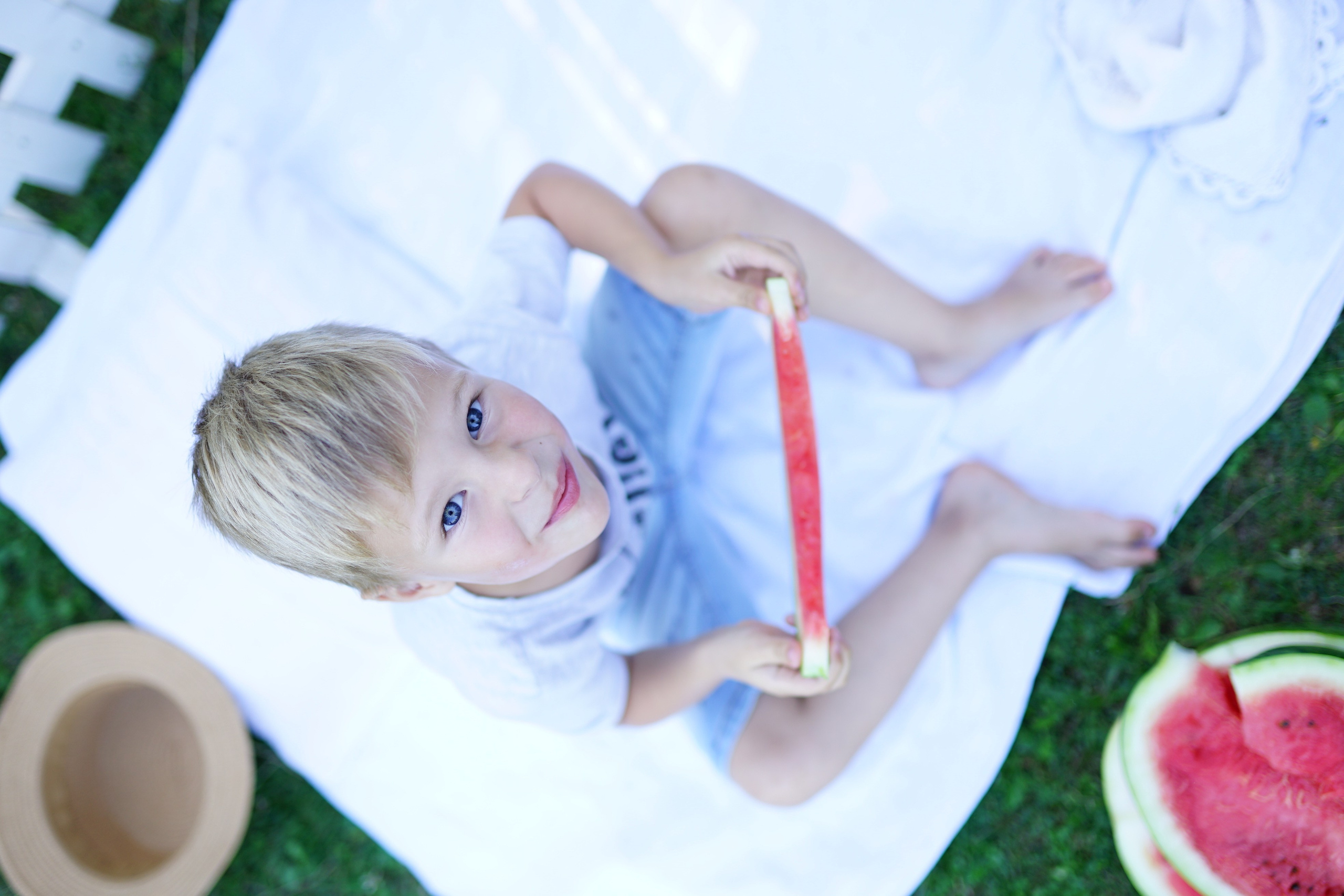 Сімейна фотосесія з кавунами. Family photographer in Kiev Natalia Shkavron