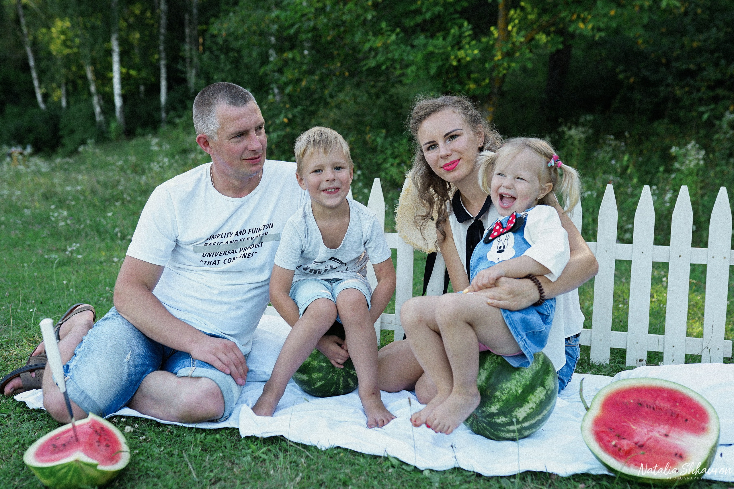 Сімейна фотосесія з кавунами. Family photographer in Kiev Natalia Shkavron