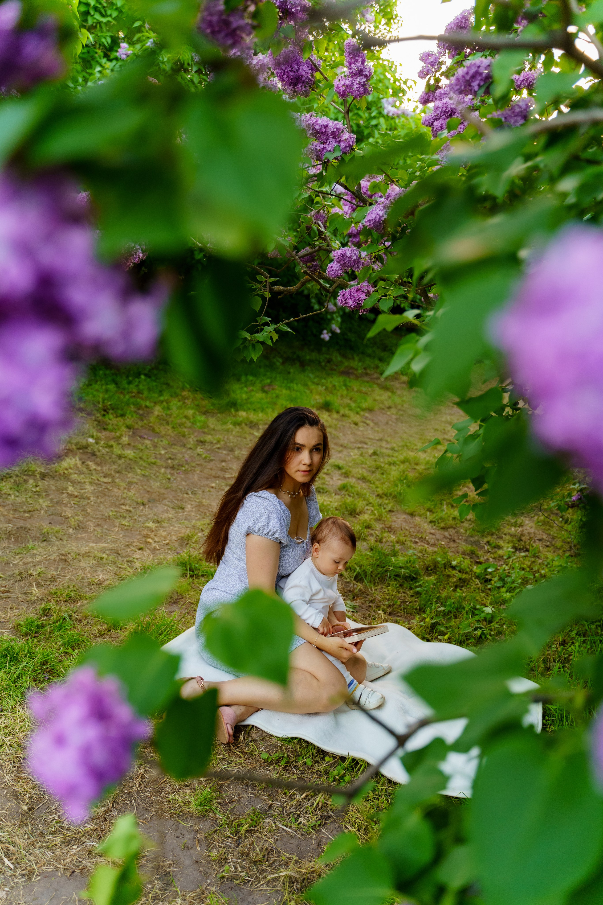 Сімейна фотосесія в бузку Київ. Сімейний фотограф Київ Наталія Шкаврон