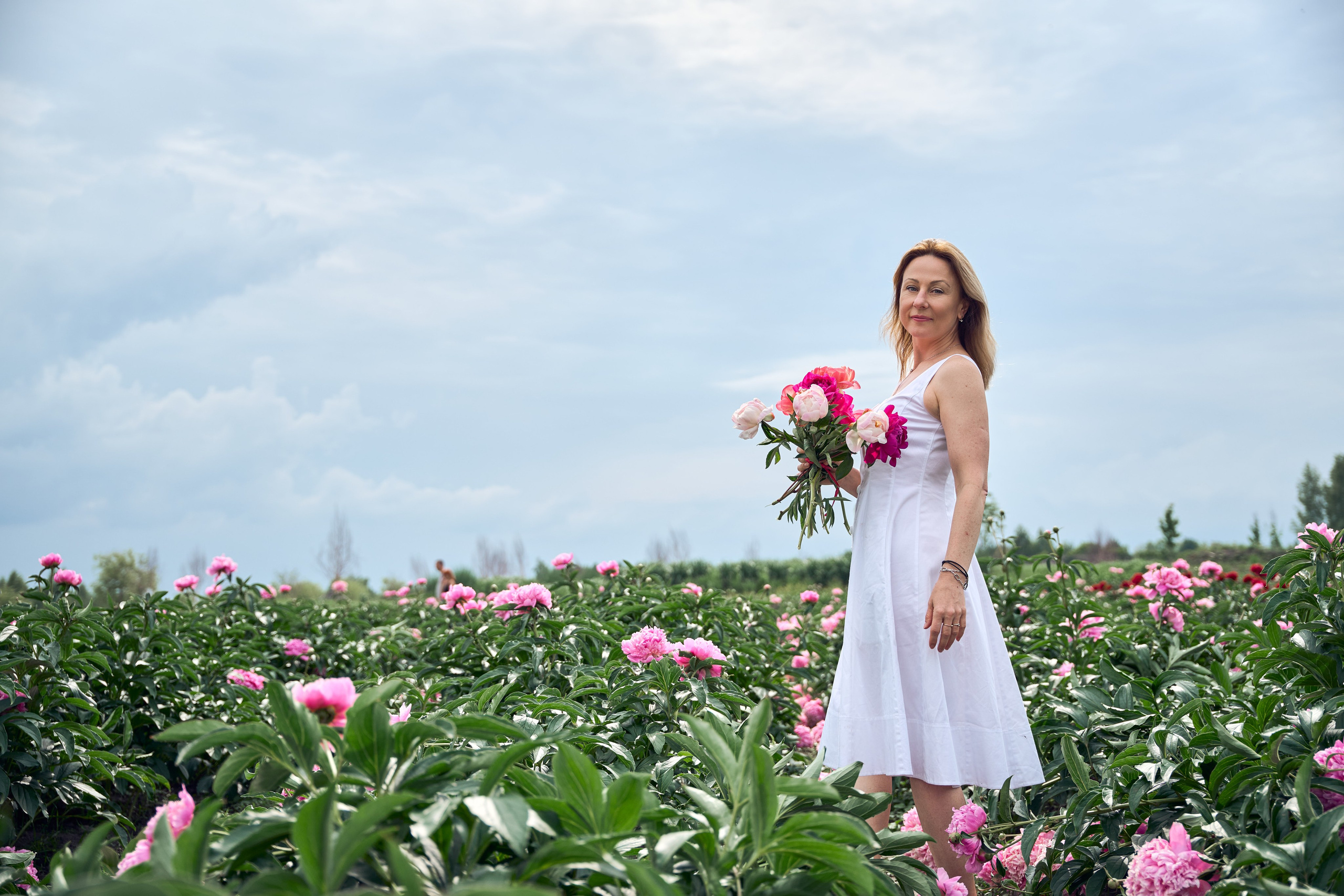 Сімейна фотосесія з піонами у Добропарку. Family photographer in Kiev Natalia Shkavron