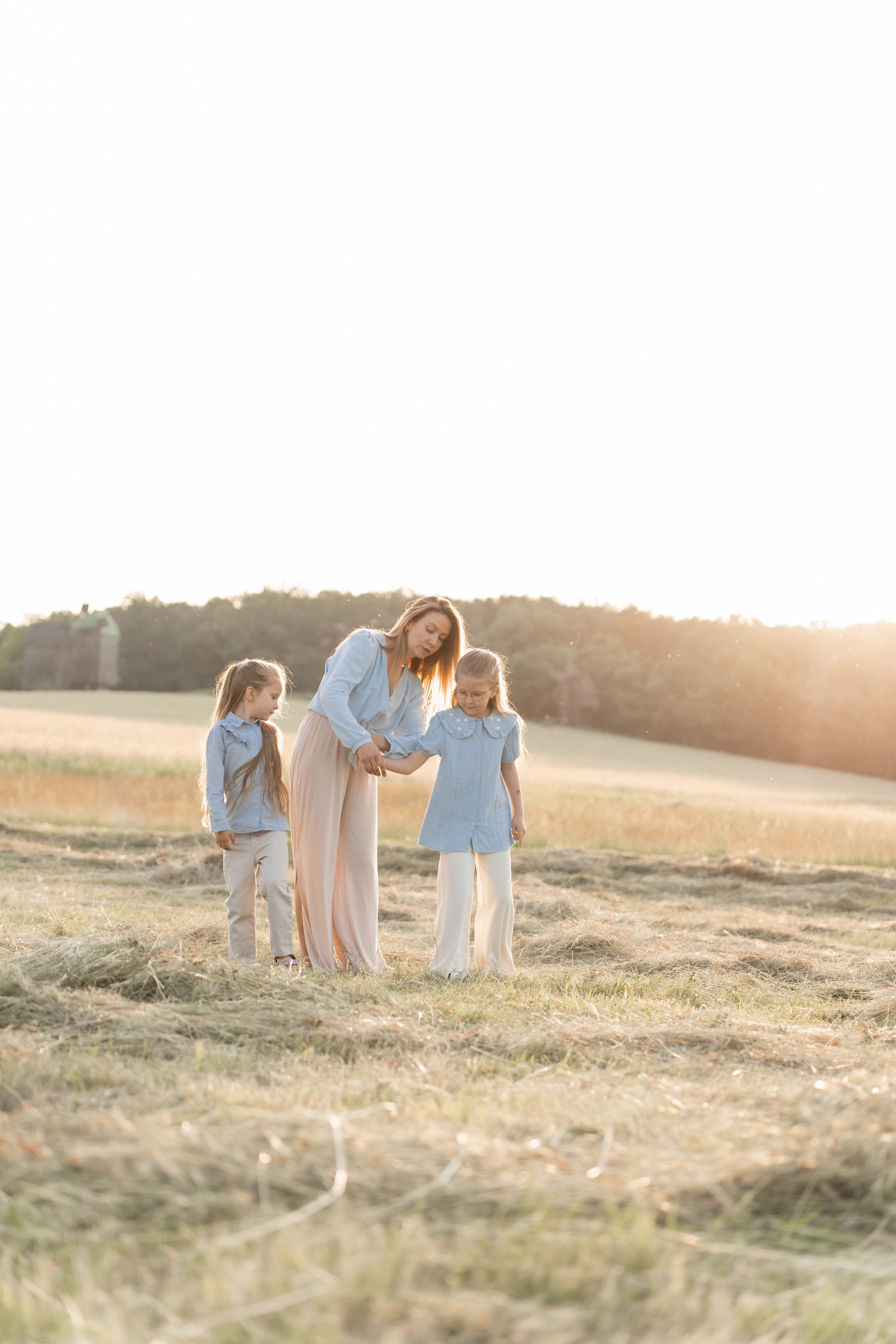 Сімейна фотосесія в Пирогово мами з двома донями. Сімейний фотограф Київ Наталія Шкаврон