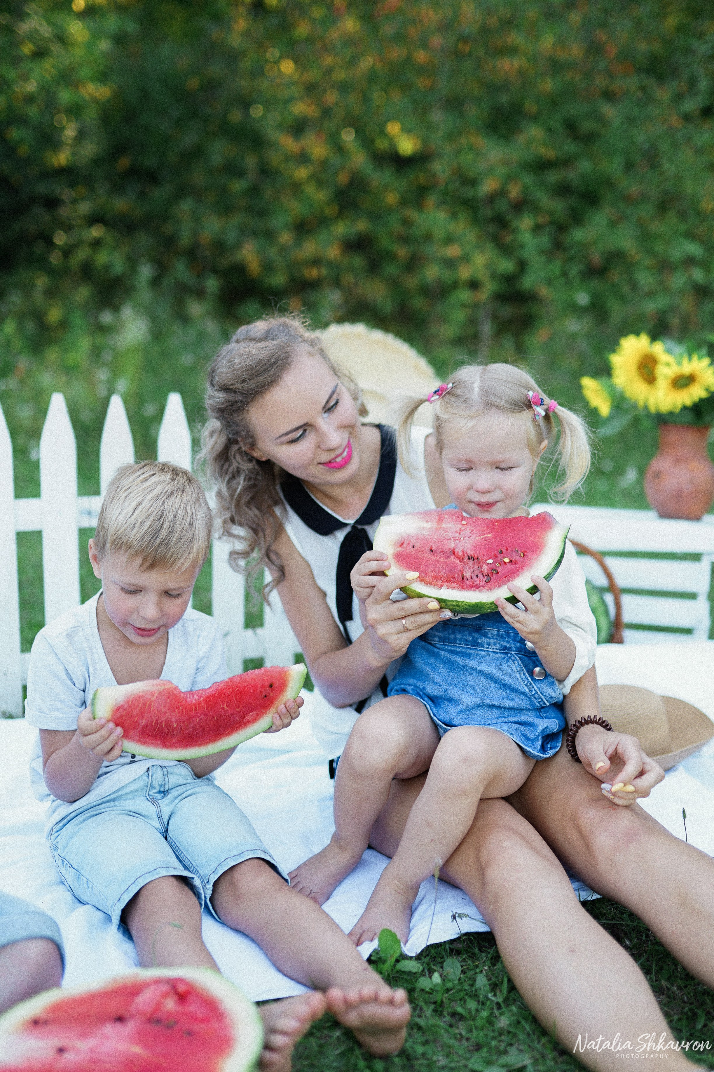 Сімейна фотосесія з кавунами. Family photographer in Kiev Natalia Shkavron