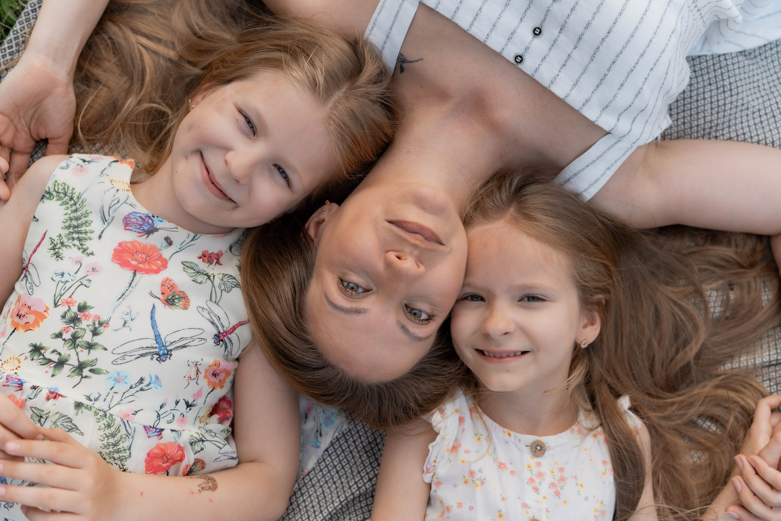 Сімейна фотосесія в Пирогово мами з двома донями. Сімейний фотограф Київ Наталія Шкаврон